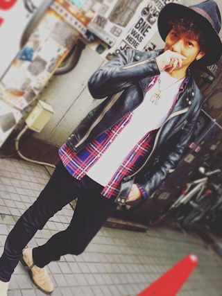 ライダースジャケットを使った「赤ﾁｪｯｸｼｬﾂ」のメンズ人気ファッション