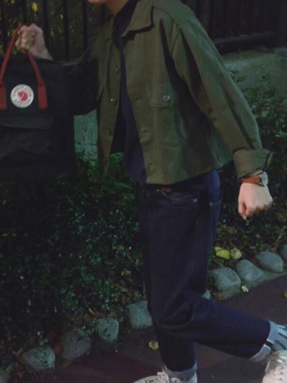 「過去、kanken、スニーカー」｜「vintage/usedのアイテム（ベスト、ブルー系）」を使った、みけさん（レディース・164cm）の春コーディネートの1枚目の写真