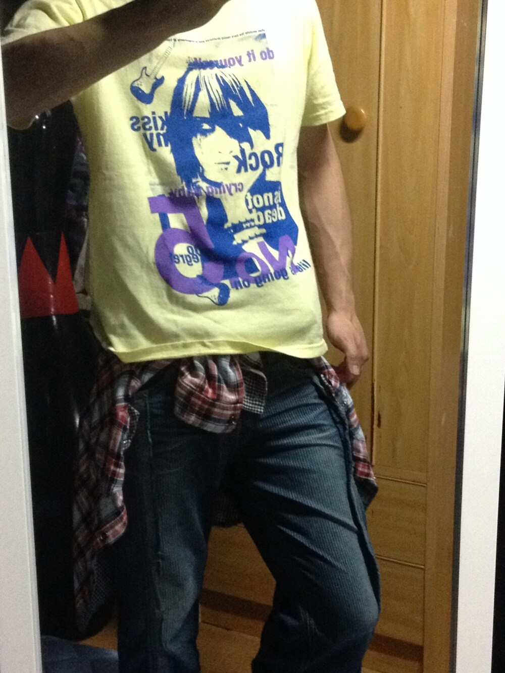 オレンジ系のシャツ/ブラウス、ブラック系のスニーカー、その他のその他を着用したメンズの夏コーディネートの1枚目の写真