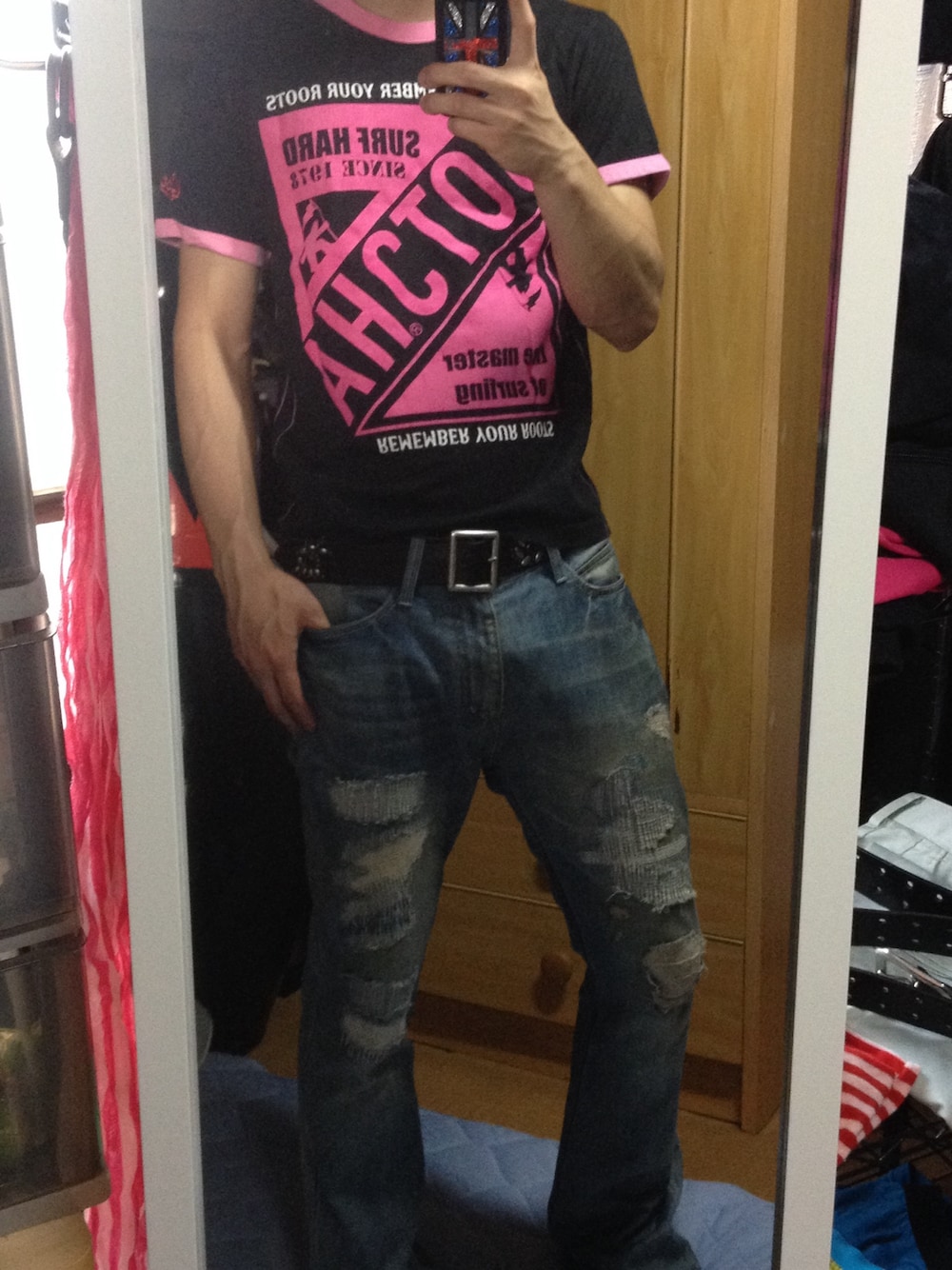 ホワイト系のスニーカー、ブルー系のブレスレットを着用したメンズの夏コーディネートの1枚目の写真