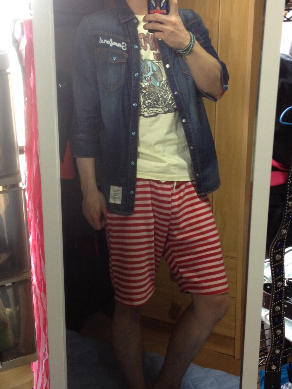 ブルー系のシャツ/ブラウス、レッド系のその他パンツを着用したメンズの夏コーディネートの1枚目の写真