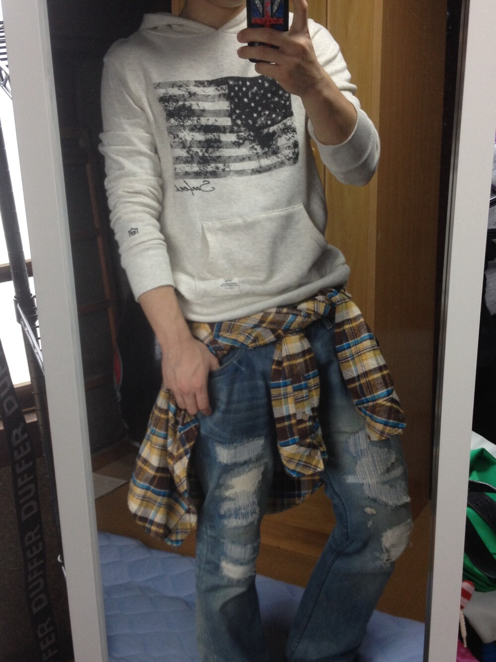 ベージュ系のパーカー、ピンク系のストール/ショールを着用したメンズの秋コーディネートの1枚目の写真