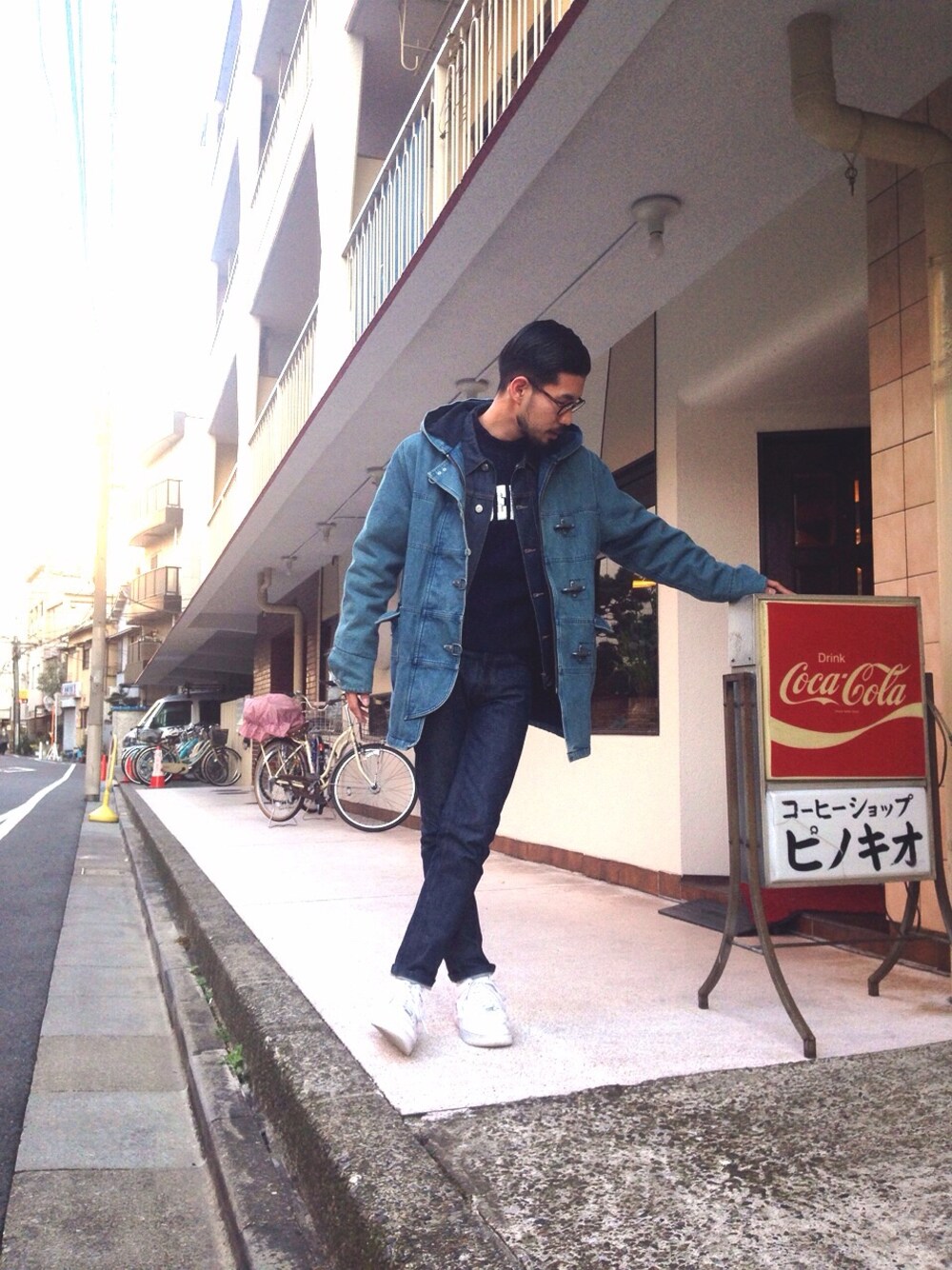 ブルー系のデニムジャケット、ブルー系のデニムジャケット、ブルー系のデニムパンツを着用したメンズの冬コーディネートの1枚目の写真