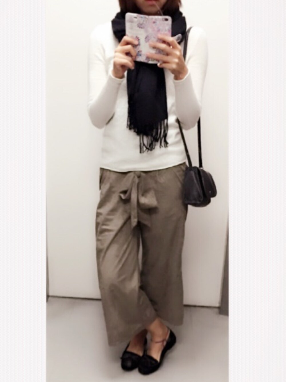 「デザイナーズ、スエード、白ニット、通勤コーデ」｜「selectshopのアイテム（パンツ、ブラウン系）」を使った、®さん（レディース・164cm）の秋コーディネートの1枚目の写真