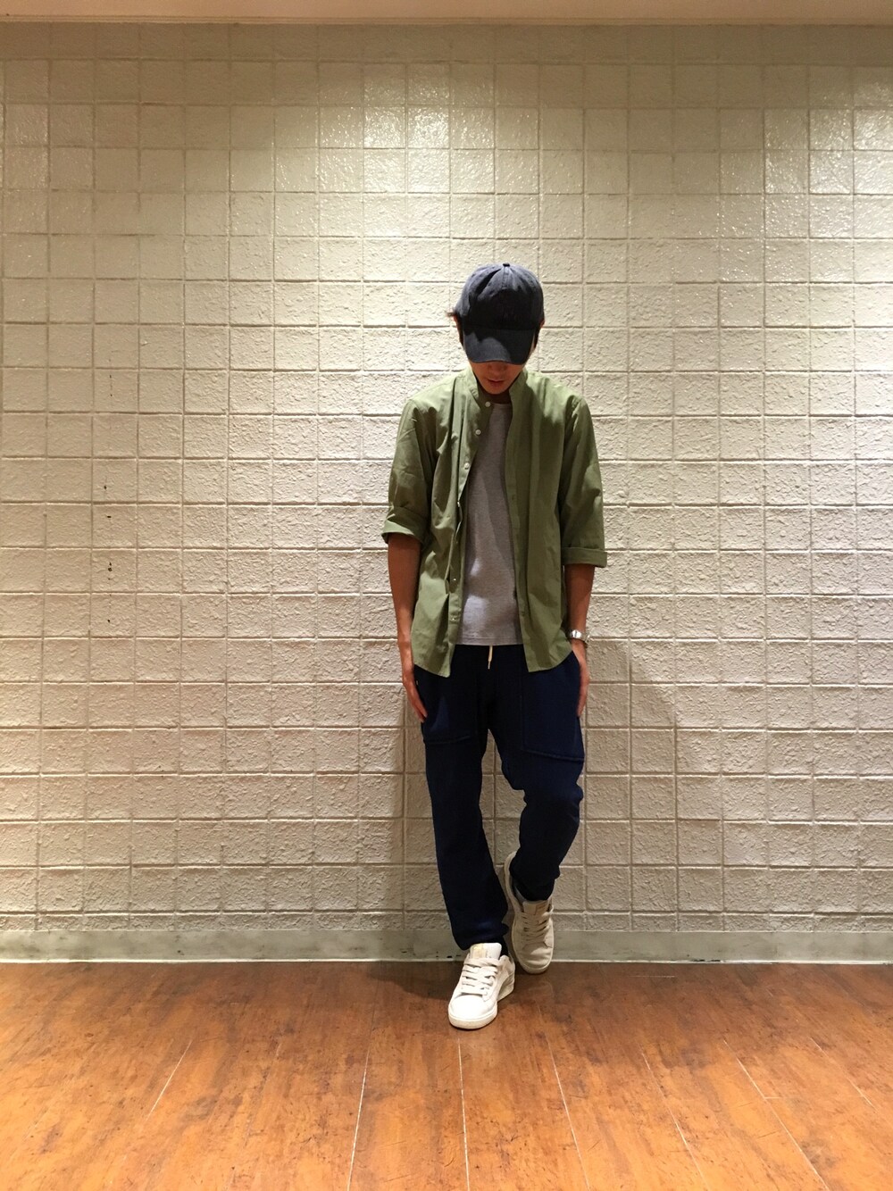 グレー系のTシャツ/カットソー、ブルー系のその他パンツ、ブラック系のキャップを着用したメンズの夏コーディネートの1枚目の写真