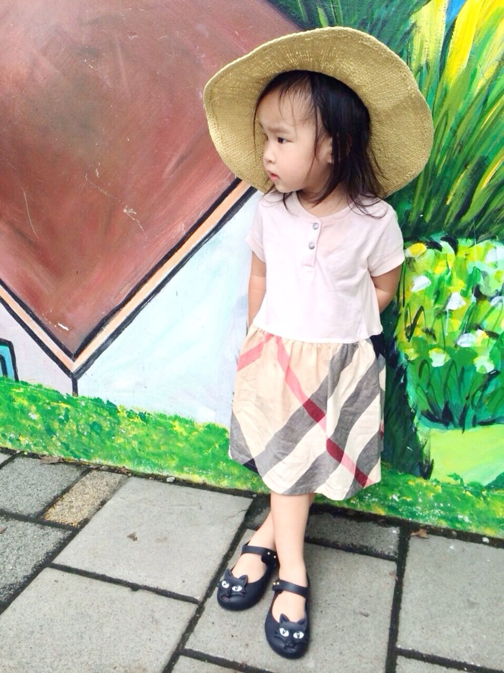 「burberry、GAPbaby、Melissa」｜「BURBERRYのアイテム（ワンピース、ピンク系）」を使った、Aureliaさん（キッズ・90cm）の夏コーディネートの1枚目の写真