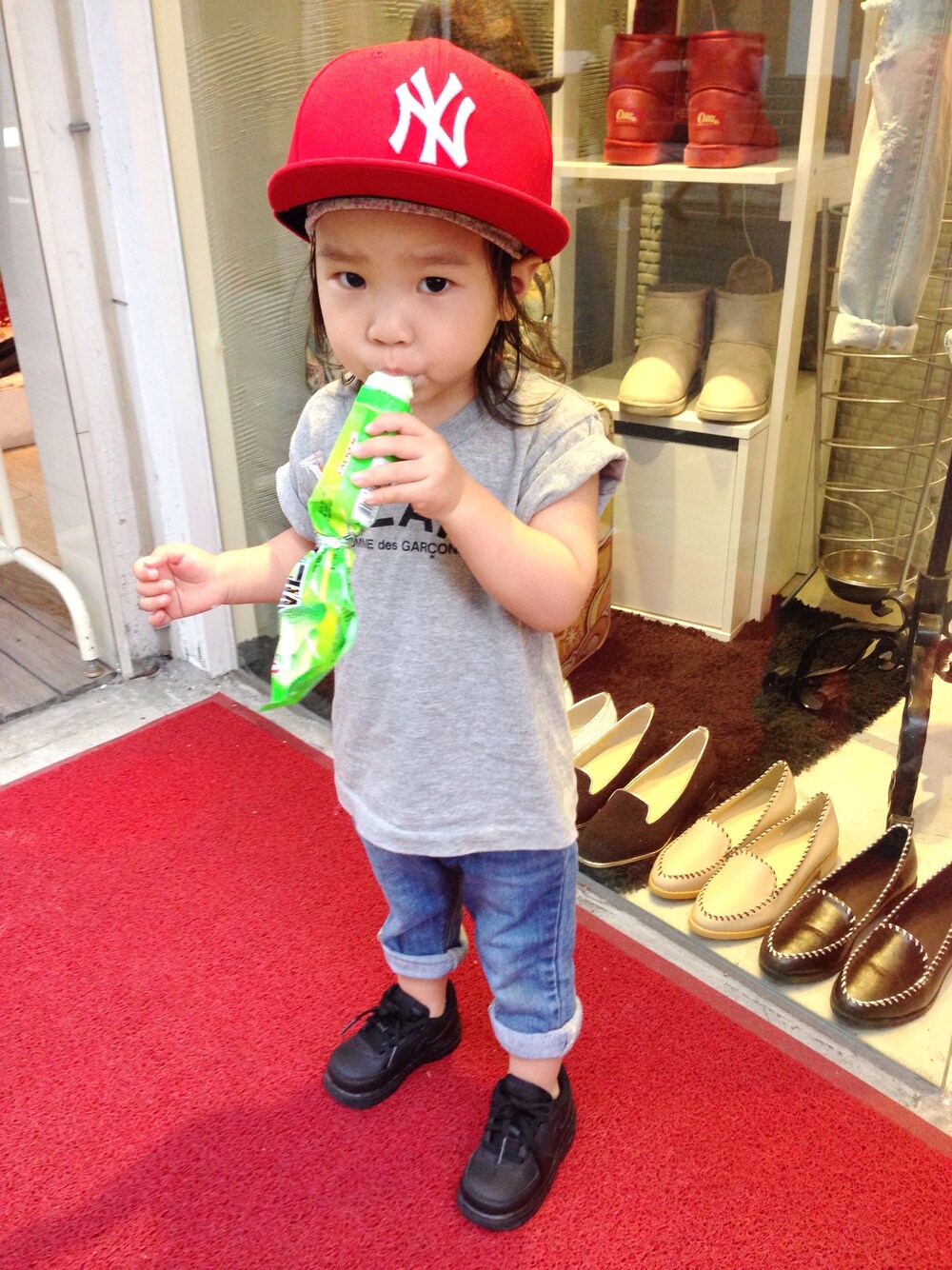 「NIKE、COMME des GARCONS、NEW ERA、OSHKOSH」｜「COMME des GARCONSのアイテム（Tシャツ/カットソー、グレー系）」を使った、Aureliaさん（キッズ・90cm）の夏コーディネートの1枚目の写真
