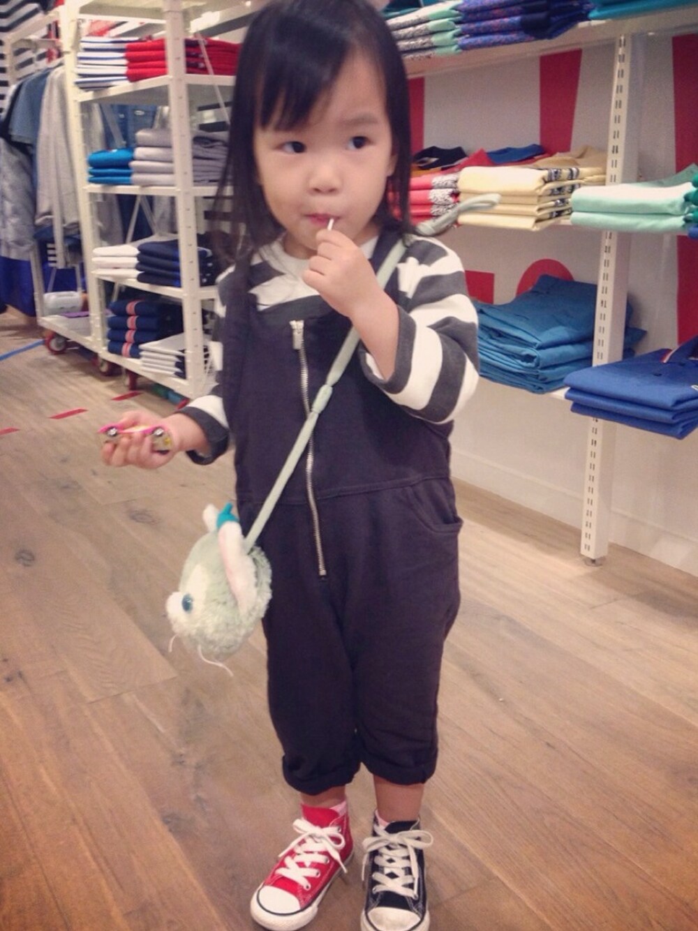 「CONVERSEのアイテム（その他シューズ、レッド系）」を使った、Aureliaさん（キッズ・90cm）の秋コーディネートの1枚目の写真