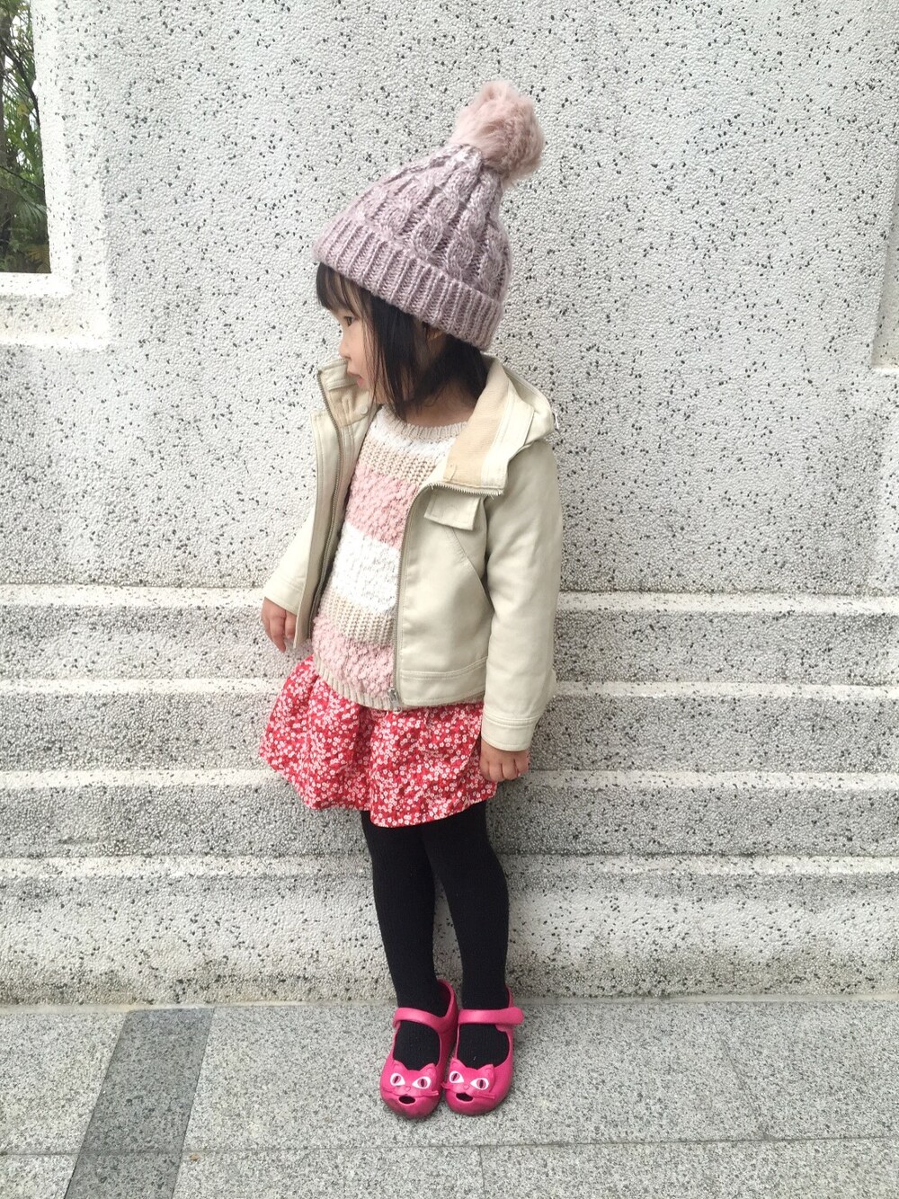 「ZARA KIDSのアイテム（ニットキャップ/ビーニー、ピンク系）」を使った、Aureliaさん（キッズ・90cm）の冬コーディネートの1枚目の写真