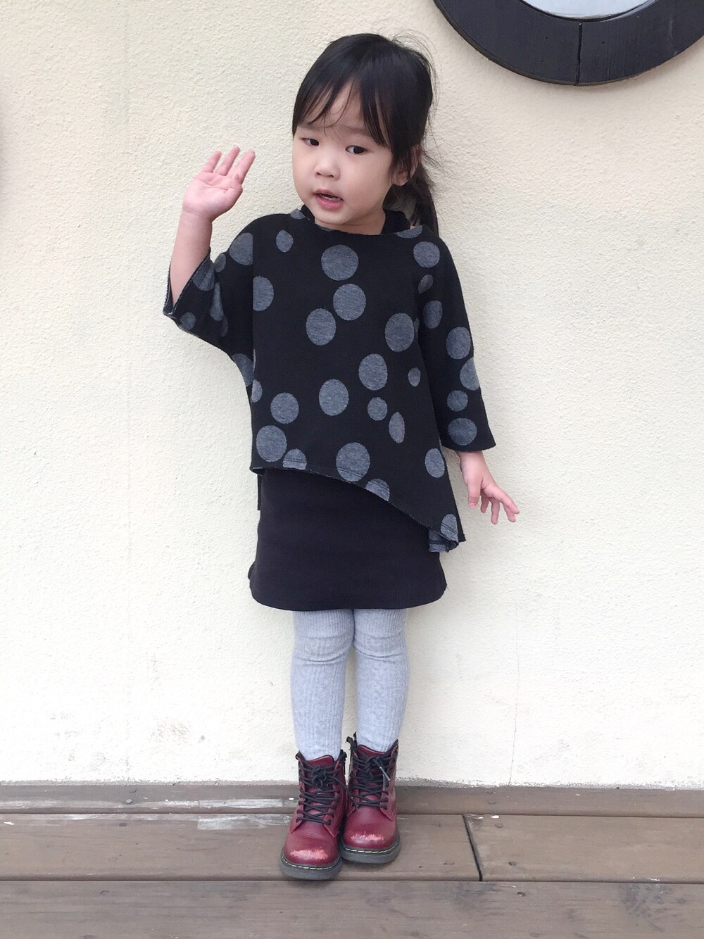 「Dr. Martensのアイテム（ブーツ、レッド系）」を使った、Aureliaさん（キッズ・90cm）の春コーディネートの1枚目の写真