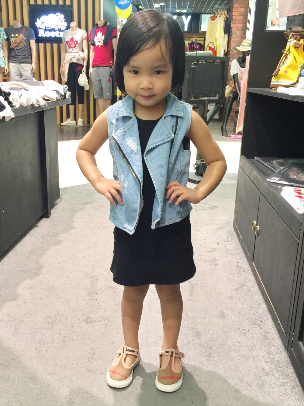 「BURBERRYのアイテム（シューズ、ベージュ系）」を使った、Aureliaさん（キッズ・100cm）の夏コーディネートの1枚目の写真