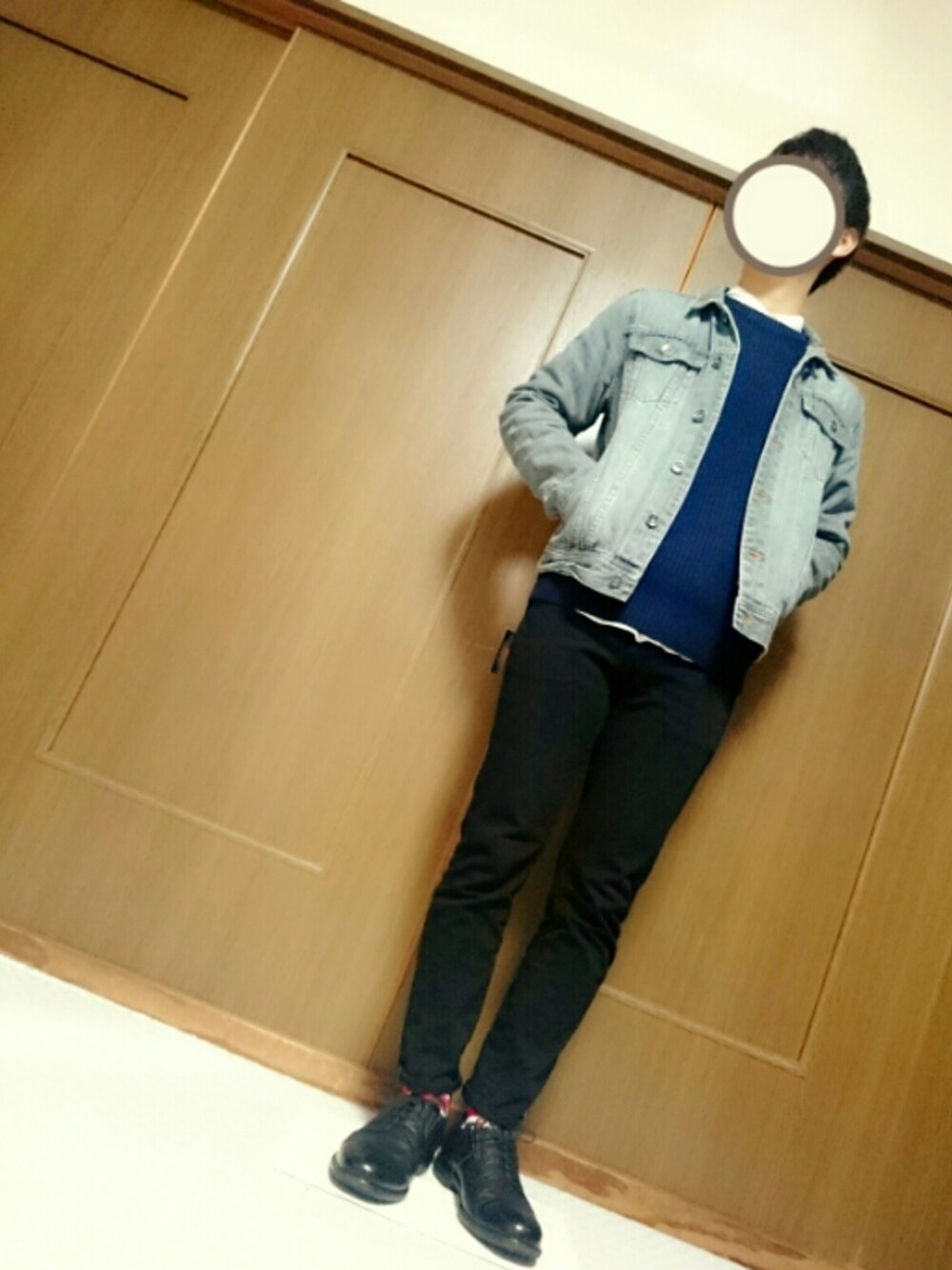 ホワイト系のシャツ/ブラウス、ブルー系のニット/セーター、ブルー系のデニムジャケットを着用したメンズの秋コーディネートの1枚目の写真