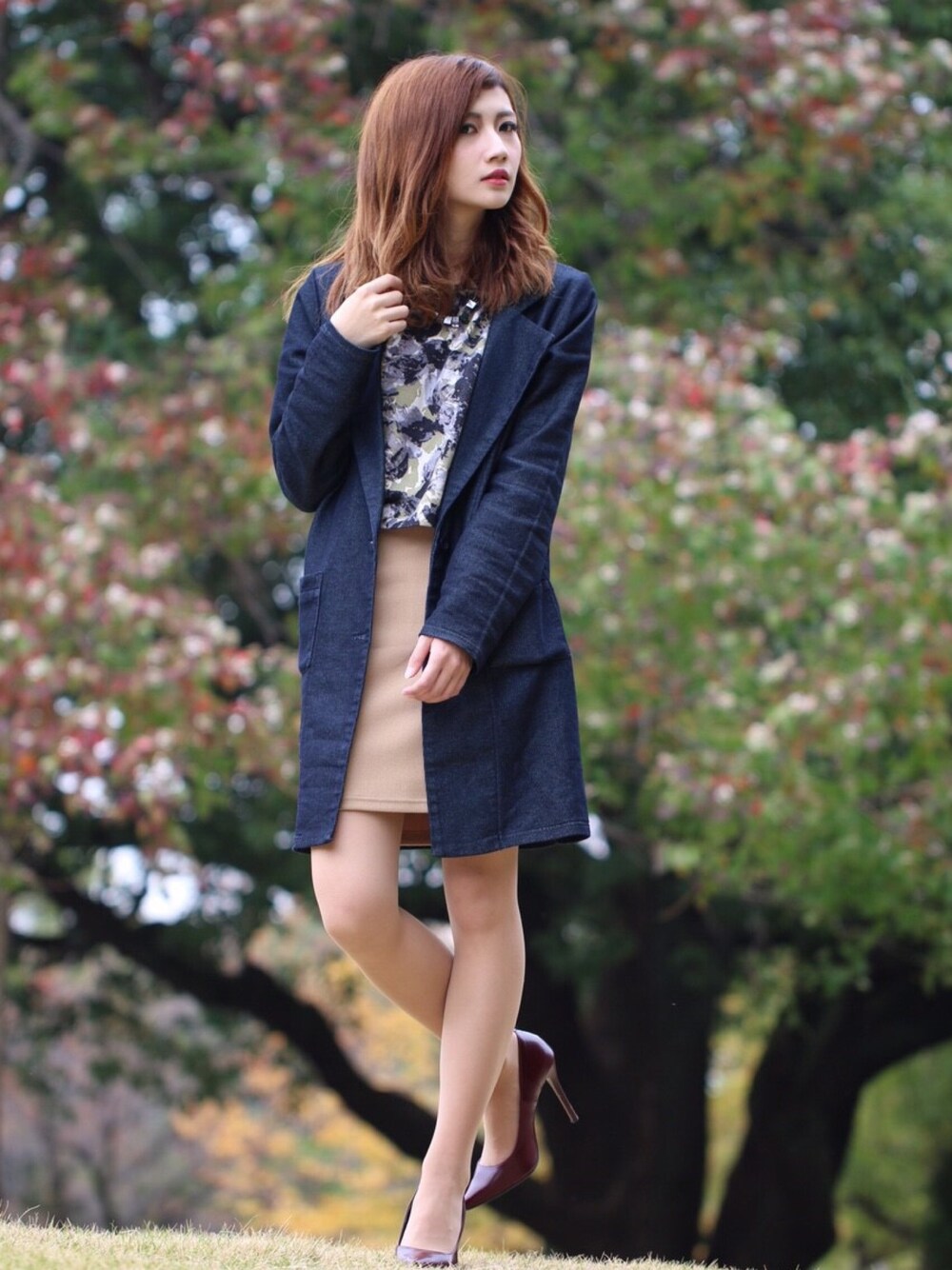 ブルー系のチェスターコート、その他のニット/セーター、ベージュ系のスカートを着用したレディースの秋コーディネートの1枚目の写真