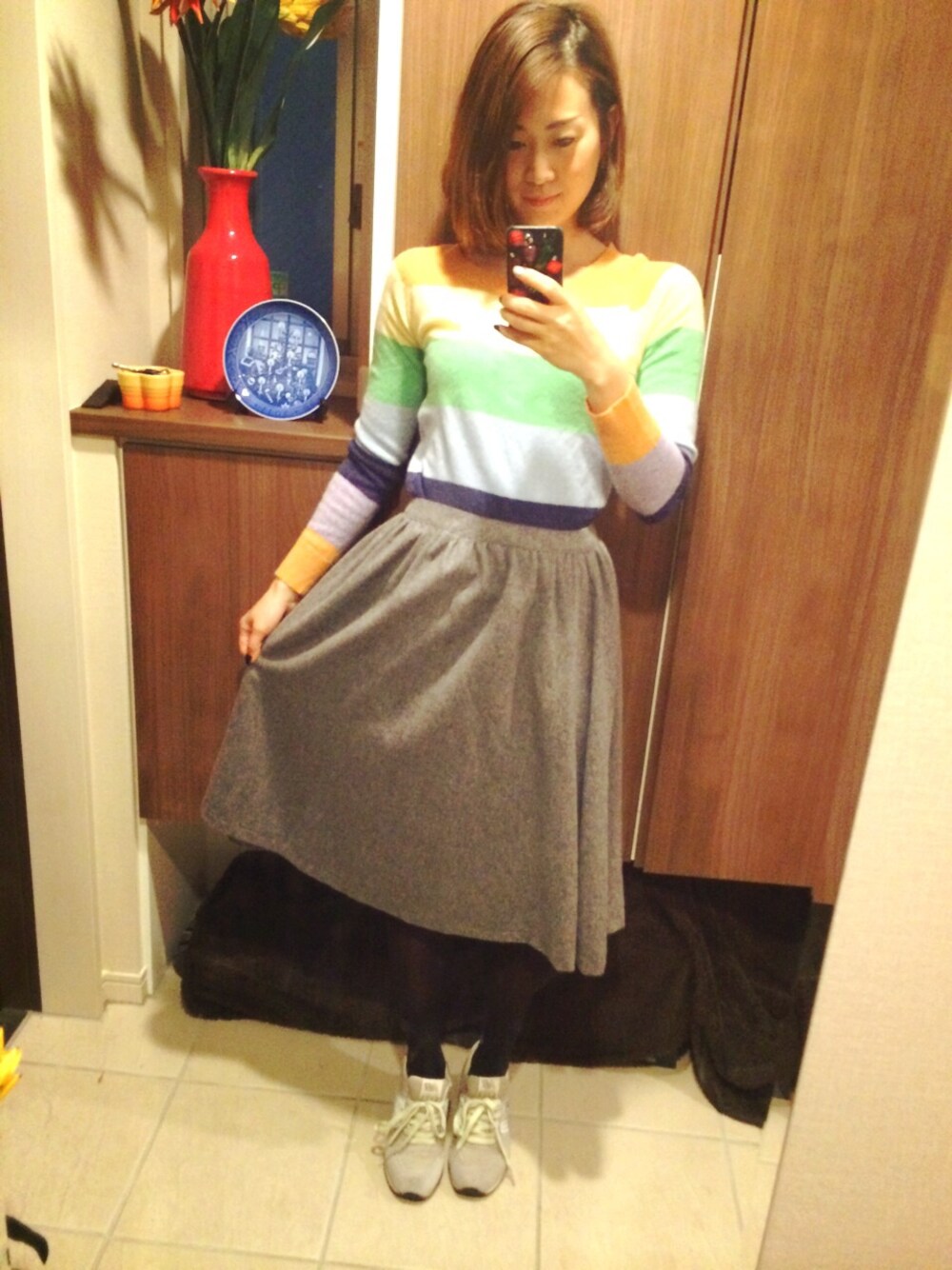 「ニューバランス、CherShore、ミモレ丈スカート」｜「Cher Shoreのアイテム（ニット/セーター、イエロー系）」を使った、SHOKOTANAKA さん（レディース・160cm）の冬コーディネートの1枚目の写真