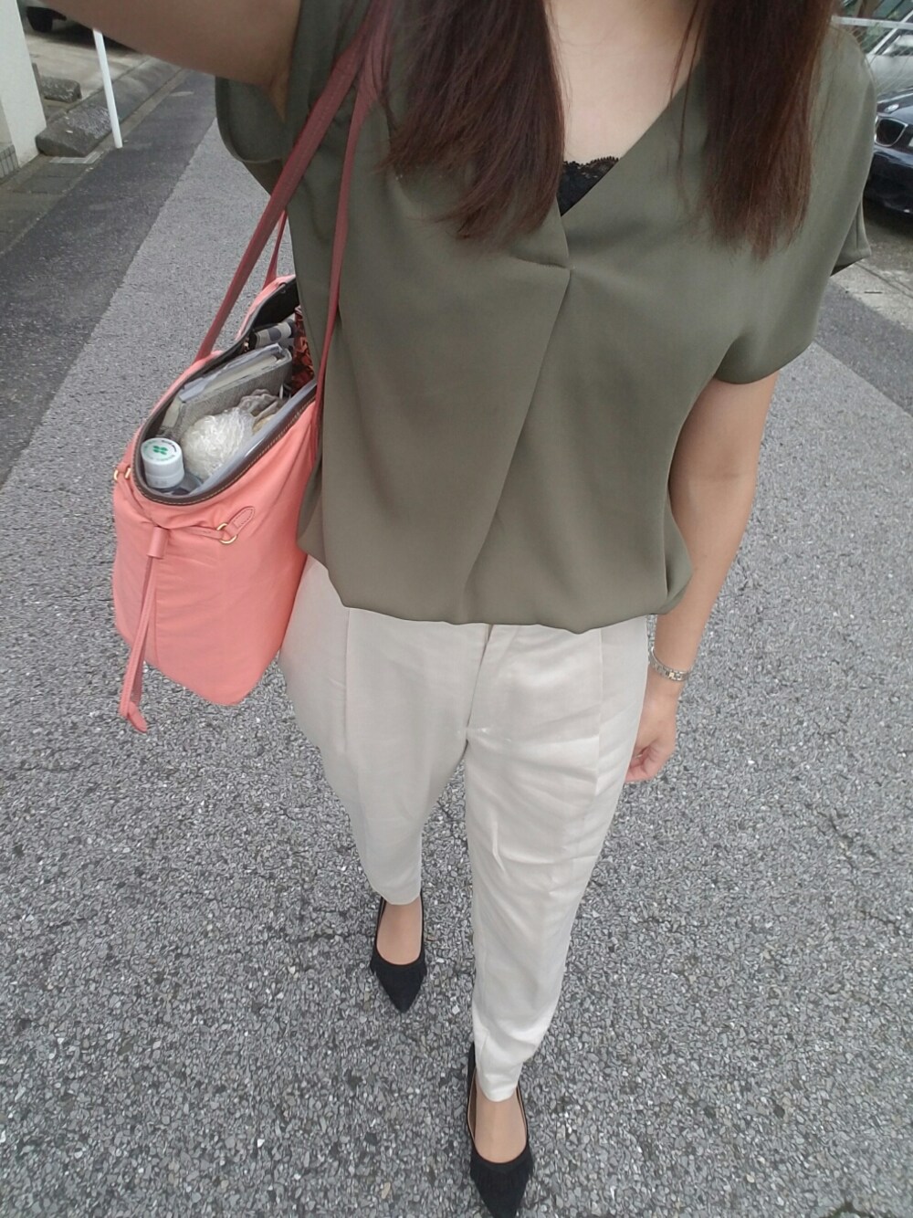 グリーン系のシャツ/ブラウス、ブラック系のパンプス、ピンク系のトートバッグを着用したレディースの秋コーディネートの1枚目の写真