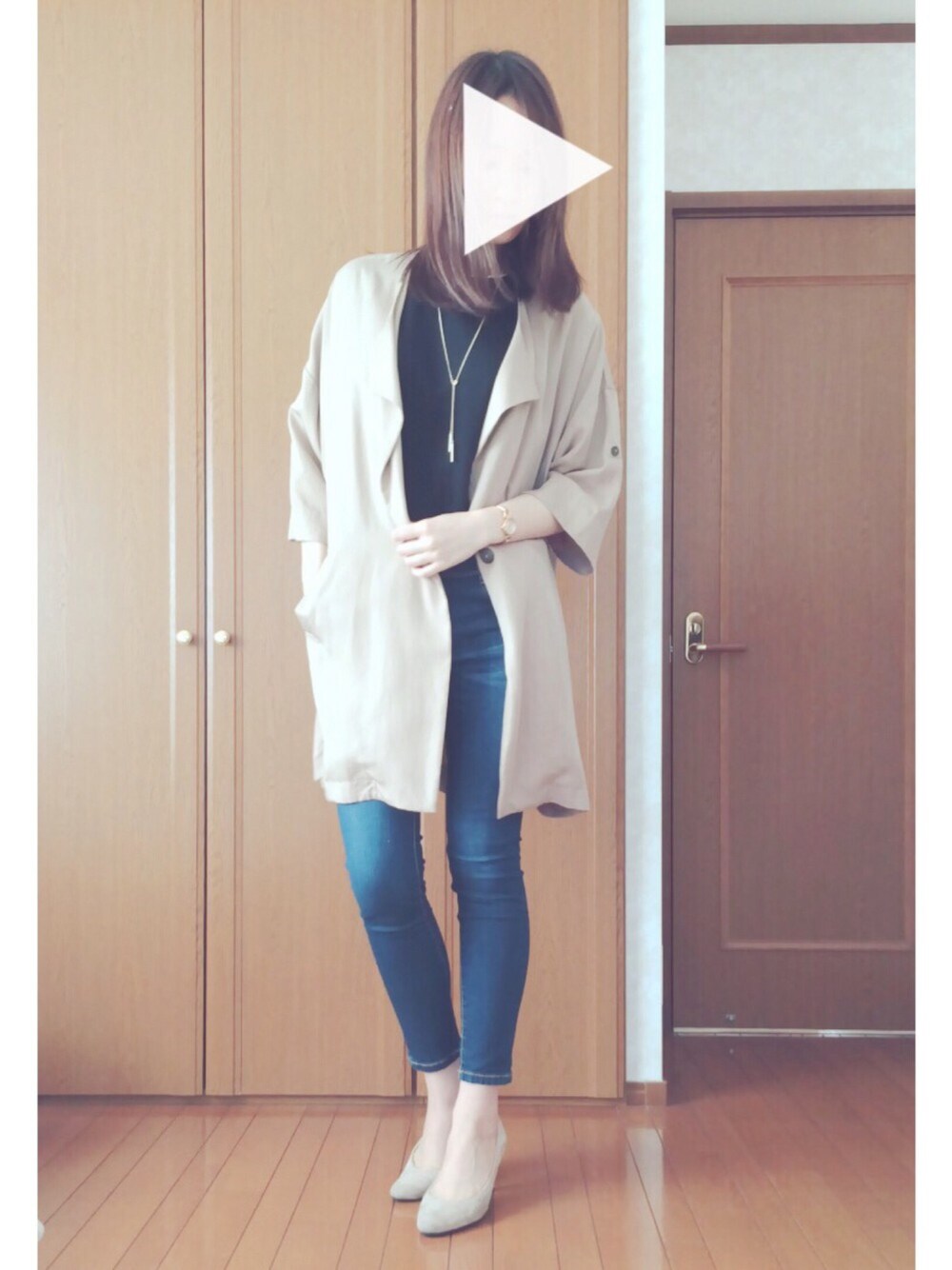 ブルー系のデニムパンツ、ブラック系のTシャツ/カットソー、ベージュ系のジャケット/アウターを着用したレディースの春コーディネートの1枚目の写真