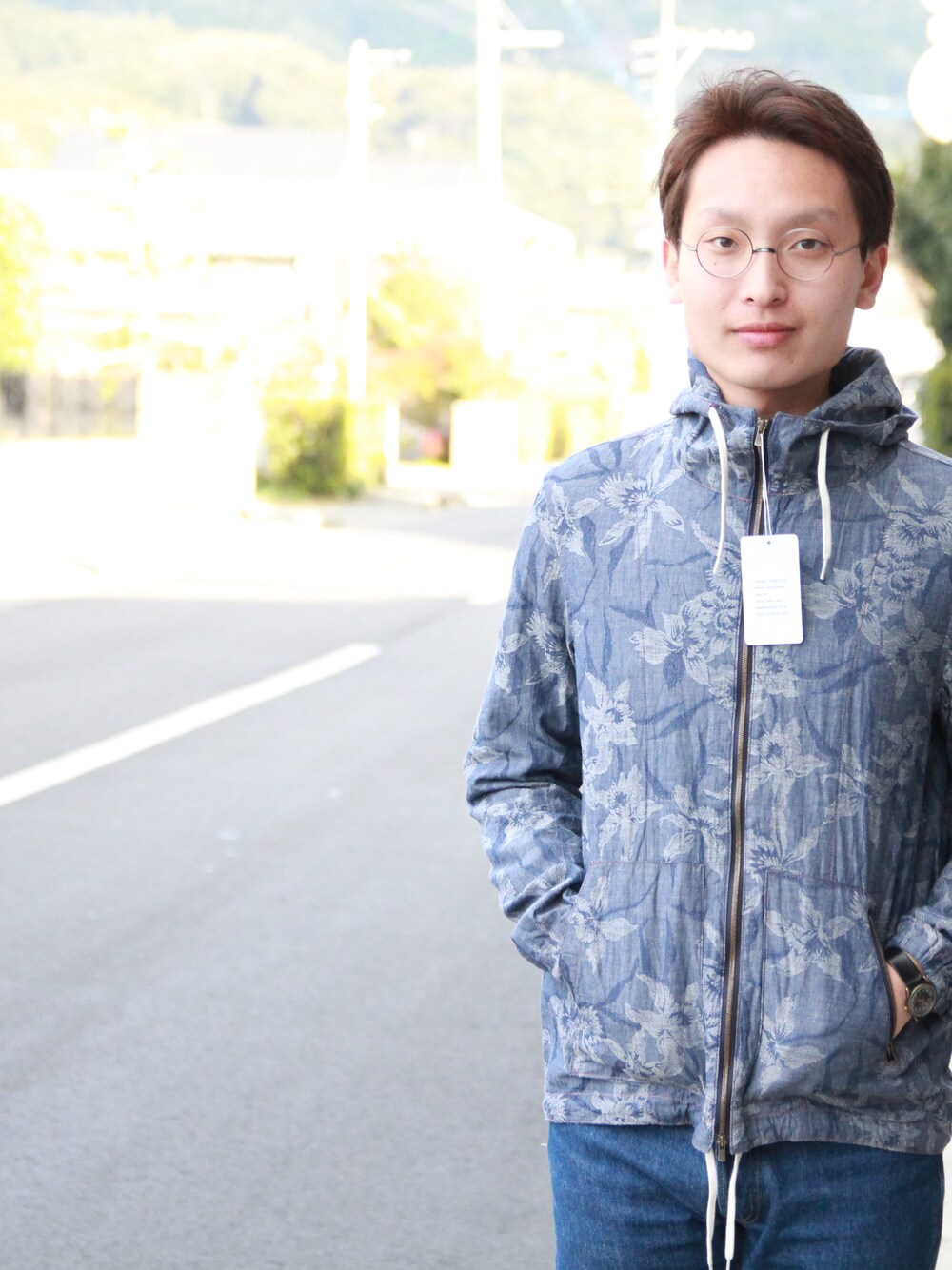 「デニム、パーカー、めがね、シャンブレーシャツ、デニムシャツ、mosodelia 、cliip」｜「100percentのmosodelia（Tシャツ/カットソー、その他）」を使った、cliip.さん（メンズ・177cm）の春コーディネートの1枚目の写真