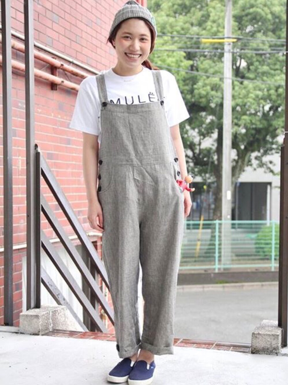 「サロペット、つなぎ、オールインワン、ティーシャツ、ニットキャップ、スニーカー、Moonstar、春コーデ、夏コーデ」｜「weac.のアイテム（Tシャツ/カットソー、ホワイト系）」を使った、cliip.さん（レディース・163cm）の春コーディネートの1枚目の写真