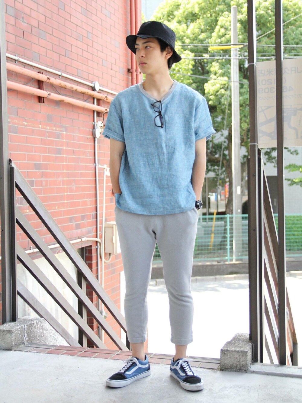 「ハット、リネン、夏コーデ、春コーデ、スウェット、VANS、RAYBAN」｜「lamondのアイテム（Tシャツ/カットソー、ブルー系）」を使った、cliip.さん（メンズ・170cm）の春コーディネートの1枚目の写真