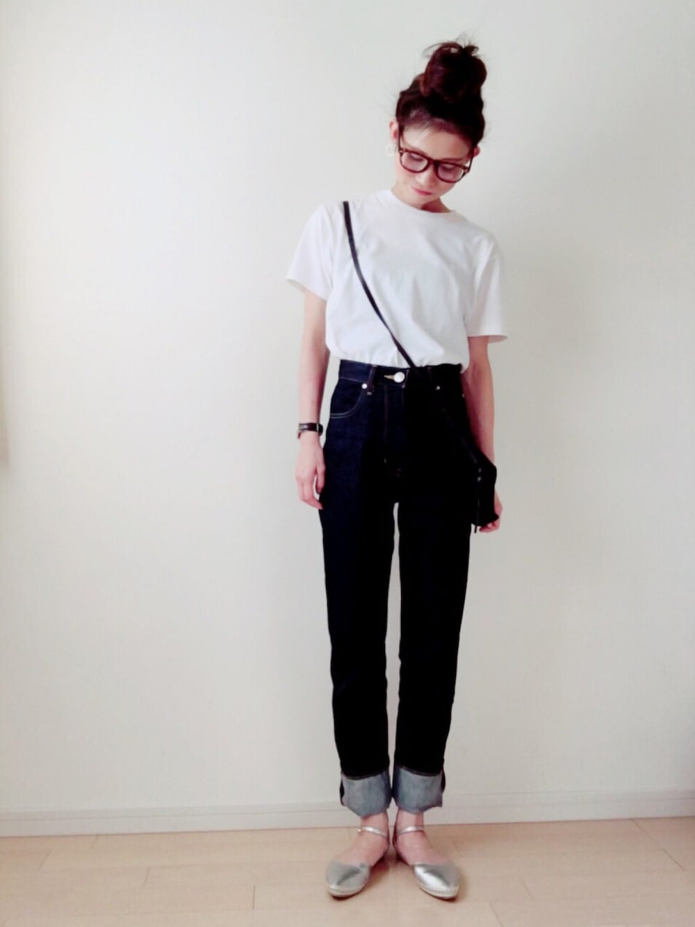 「パックTシャツ、UNIQLO Tシャツ、白Tシャツ、ショルダーバッグ、ハイウエストデニム、シルバーサンダル、5月WEAR白Tコーデ祭り」｜「UNIQLOのアイテム（サングラス、その他）」を使った、nonさん（レディース・160cm）の春コーディネートの1枚目の写真