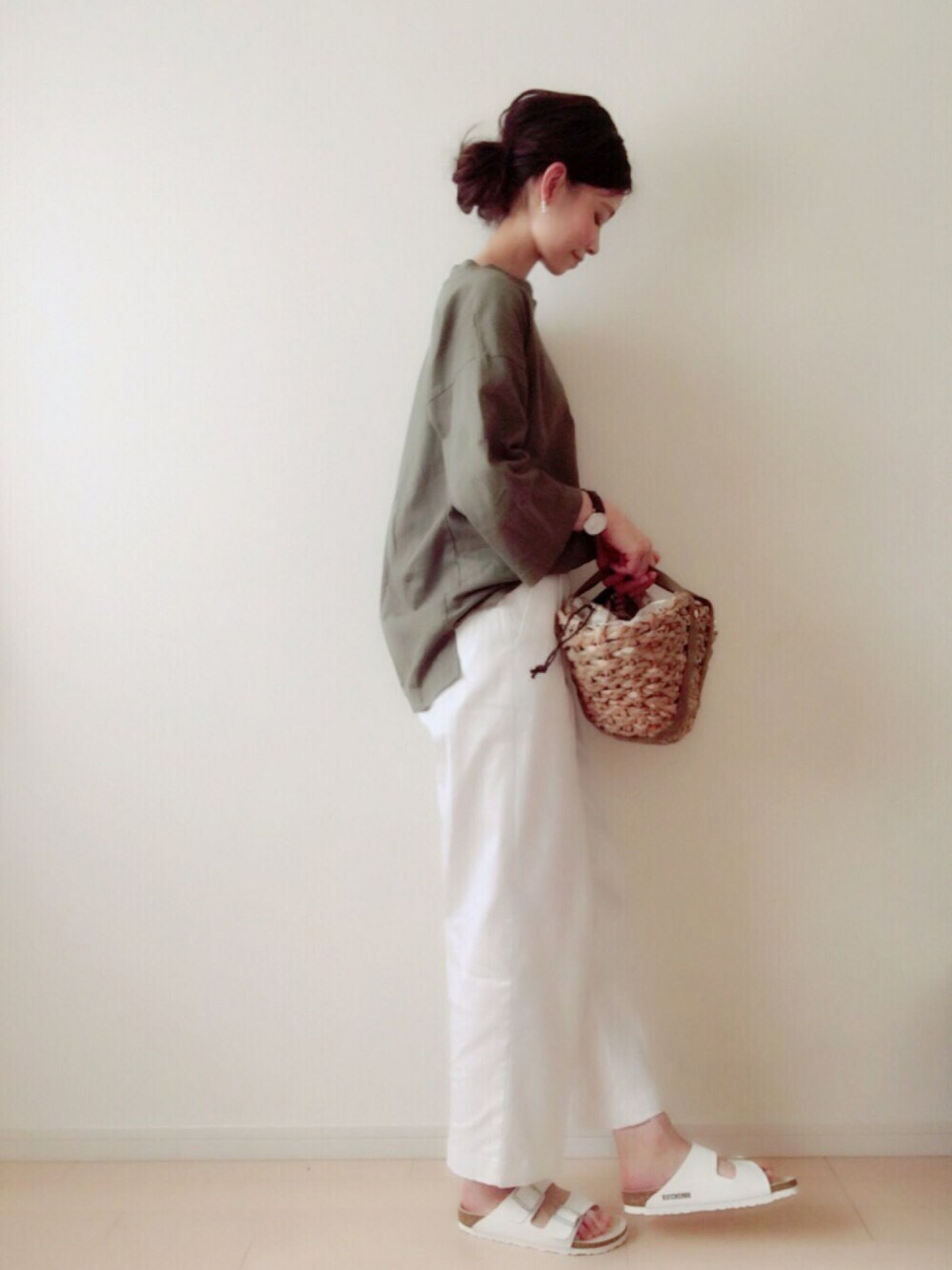 「カーキ×ホワイト、ゆったりコーデ、お団子ヘアー、ビルケンシュトック、かごバッグ」｜「LOWRYS FARMのＵＳＡコットンＢＩＧＴシャツ6分袖　567493（Tシャツ/カットソー、グリーン系）」を使った、nonさん（レディース・160cm）の春コーディネートの1枚目の写真