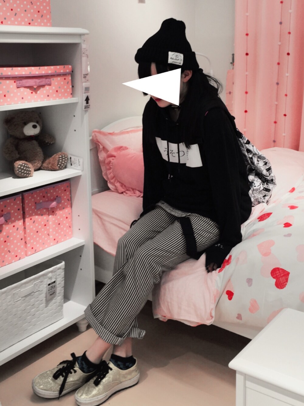 「ブラックコーデ、スニーカー、アマツカミ、ストライプパンツ、ストリート、スト系女子、mishka、渋谷、原宿、ニトリ」｜「アマツカミ東京のアイテム（パーカー、ブラック系）」を使った、もあさん（レディース・164cm）の春コーディネートの1枚目の写真