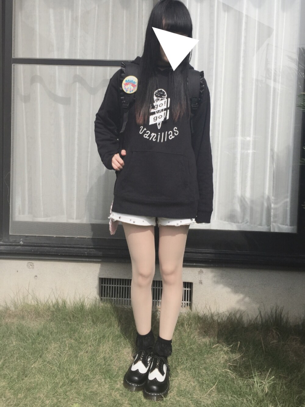 「オールブラック、マーチン、Dr.Martens、厚底シューズ、ショートパンツ、go!go!vanillas、バンドT、WEGO、シンプル、ブラック×ホワイト」｜「go!go!vanillasのアイテム（パーカー、ブラック系）」を使った、もあさん（レディース・164cm）の秋コーディネートの1枚目の写真