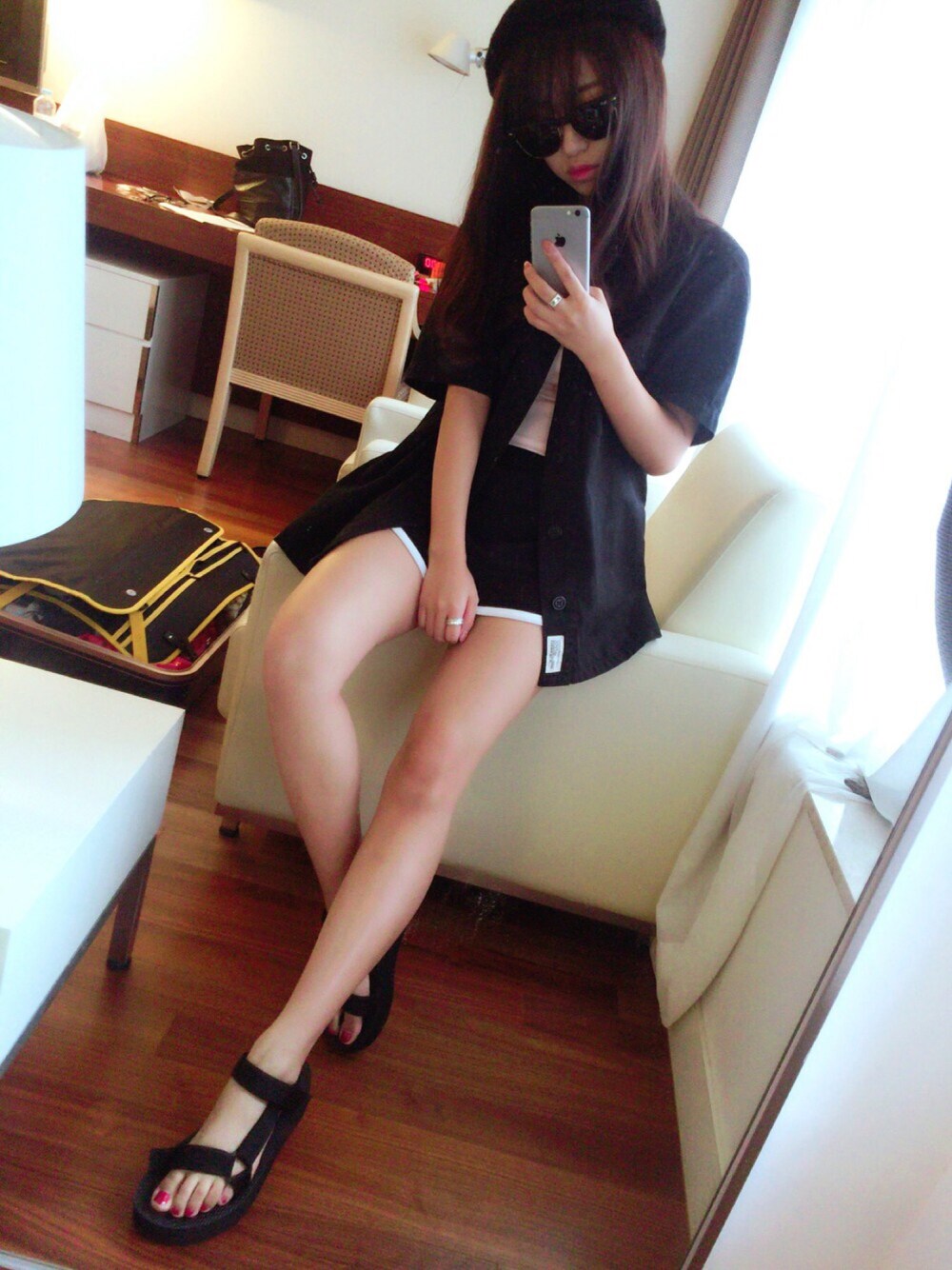 「秋のコーデ、ray-ban、レイバン、クロムハーツ、Chrome Hearts、alphaindustries、teva、ブラック、サングラス、ベレー帽」｜「Alpha Industriesのアイテム（シャツ/ブラウス、ブラック系）」を使った、miさん（レディース・154cm）の秋コーディネートの1枚目の写真