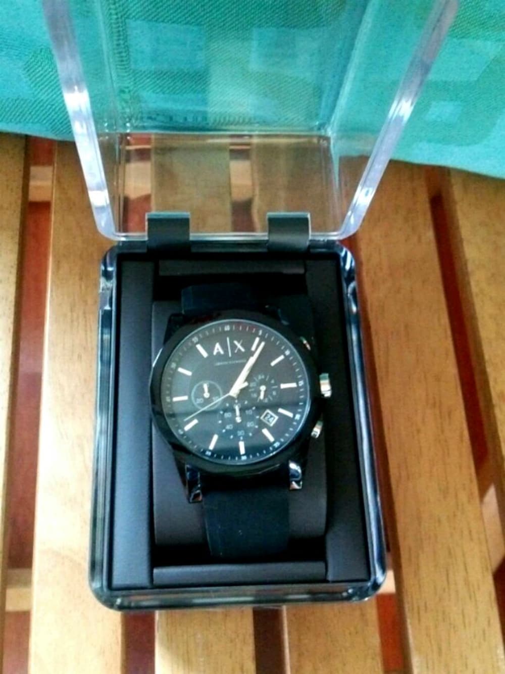 ブラック系のアナログ腕時計を着用したメンズの夏コーディネートの1枚目の写真