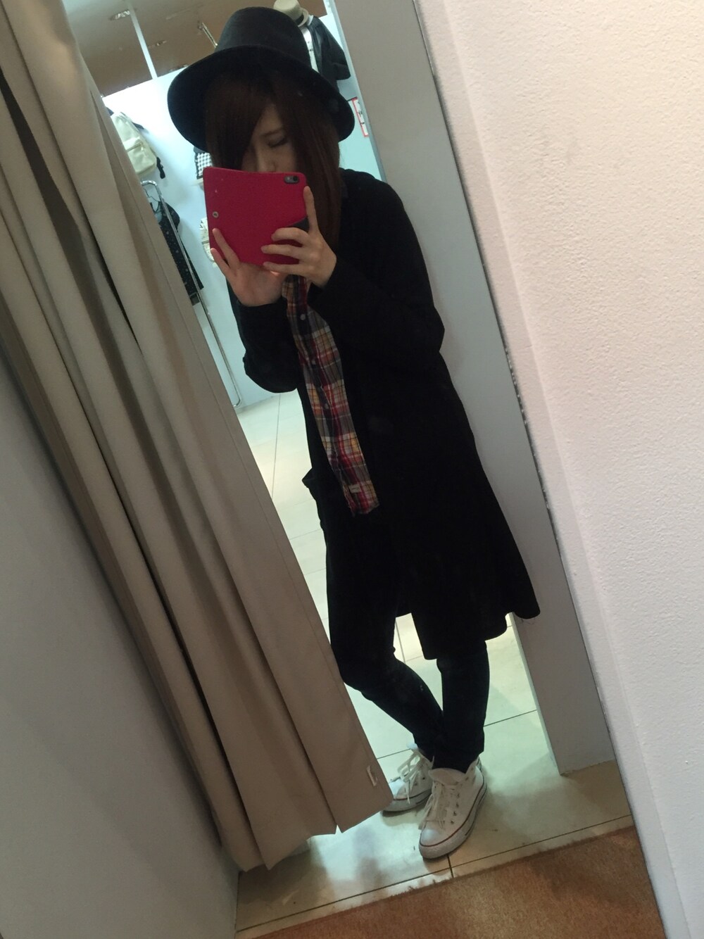 「LIPSTAR、converse、OLIVE des OLIVE」｜「Right-onのアイテム（シャツ/ブラウス、レッド系）」を使った、ぷりんさん（レディース・155cm）の秋コーディネートの1枚目の写真