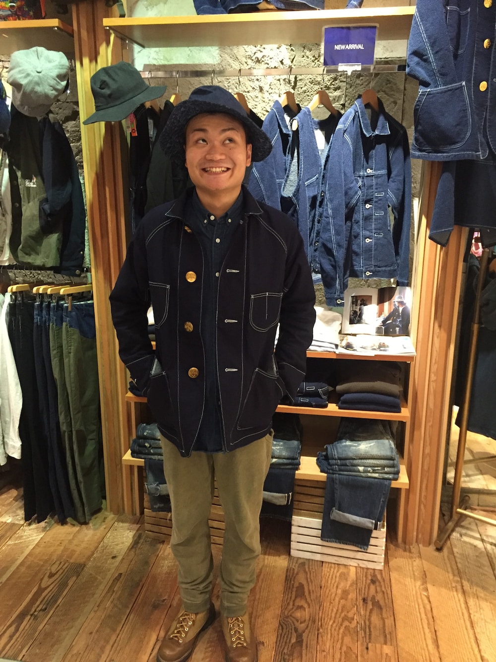 ブルー系のカバーオール、ブラウン系のブーツ、ブルー系のシャツ/ブラウスを着用したメンズの秋コーディネートの1枚目の写真