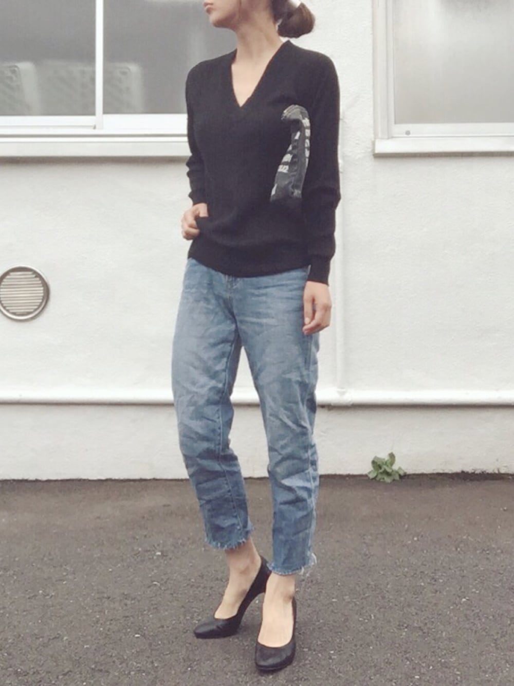 「メリノブレンドリブVネックセーター、ボーイフレンドデニム、切りっぱなし、上下UNIQLO、UNIQLO、ユニクロ、ユニクロコーデ、UNIQLOコーデ、駒沢自由通り、秋のコーデ」｜「UNIQLOのWOMEN スリムボーイフレンドフィットアンクルジーンズ（デニムパンツ、ブルー系）」を使った、YUKIさん（レディース・155cm）の秋コーディネートの1枚目の写真