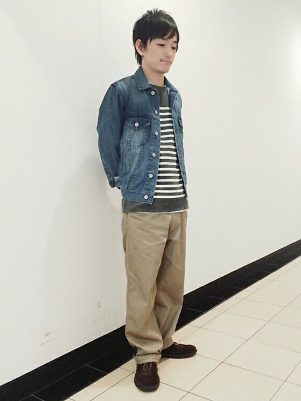 ブルー系のデニムジャケット、ブラック系のニット/セーターを着用したメンズの秋コーディネートの1枚目の写真