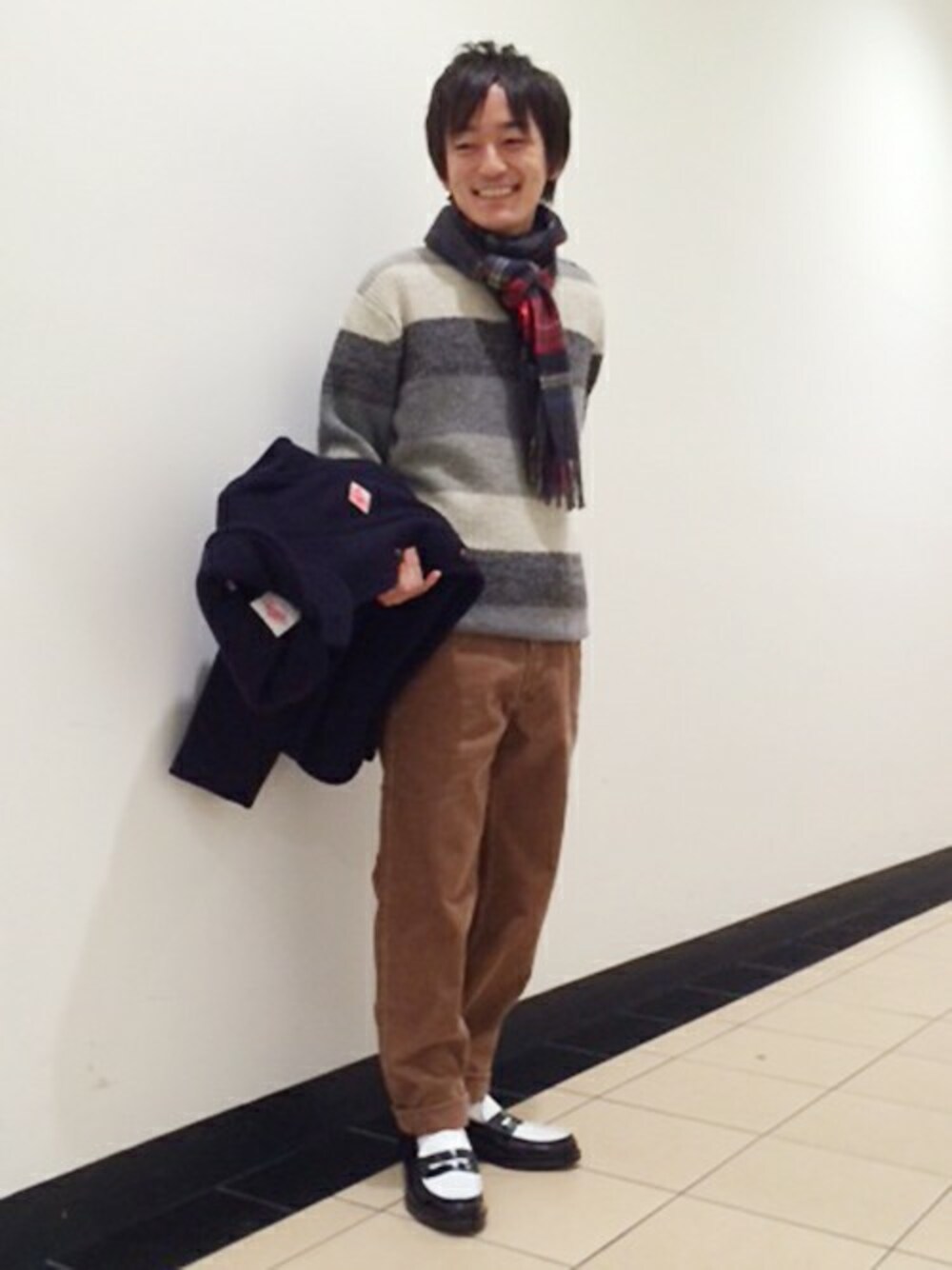 「ニット、パンツ、ボーダー、ローファー、Danton、キャメル、マフラーぐるぐる、クリスマス、HARUTA、クリスマス2014(レッド×グリーン)」｜「FREDY&GLOSTERのタック畦MIXクループルオーバー（ニット/セーター、グレー系）」を使った、せっちゃんさん（メンズ・161cm）の冬コーディネートの1枚目の写真