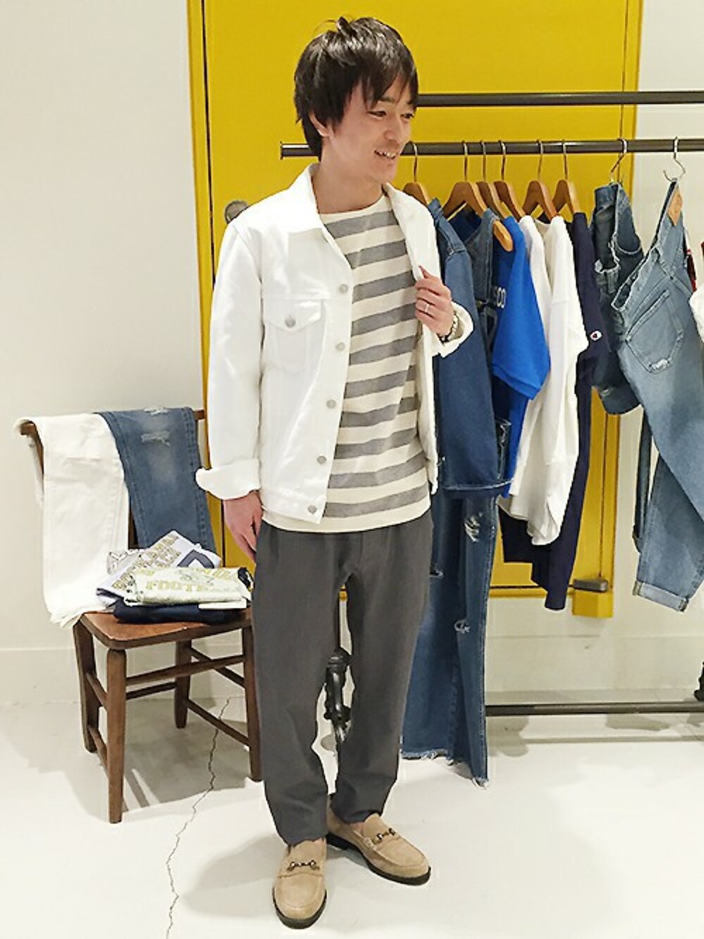 グレー系のTシャツ/カットソー、ホワイト系のブルゾン、グレー系のその他パンツを着用したメンズの冬コーディネートの1枚目の写真