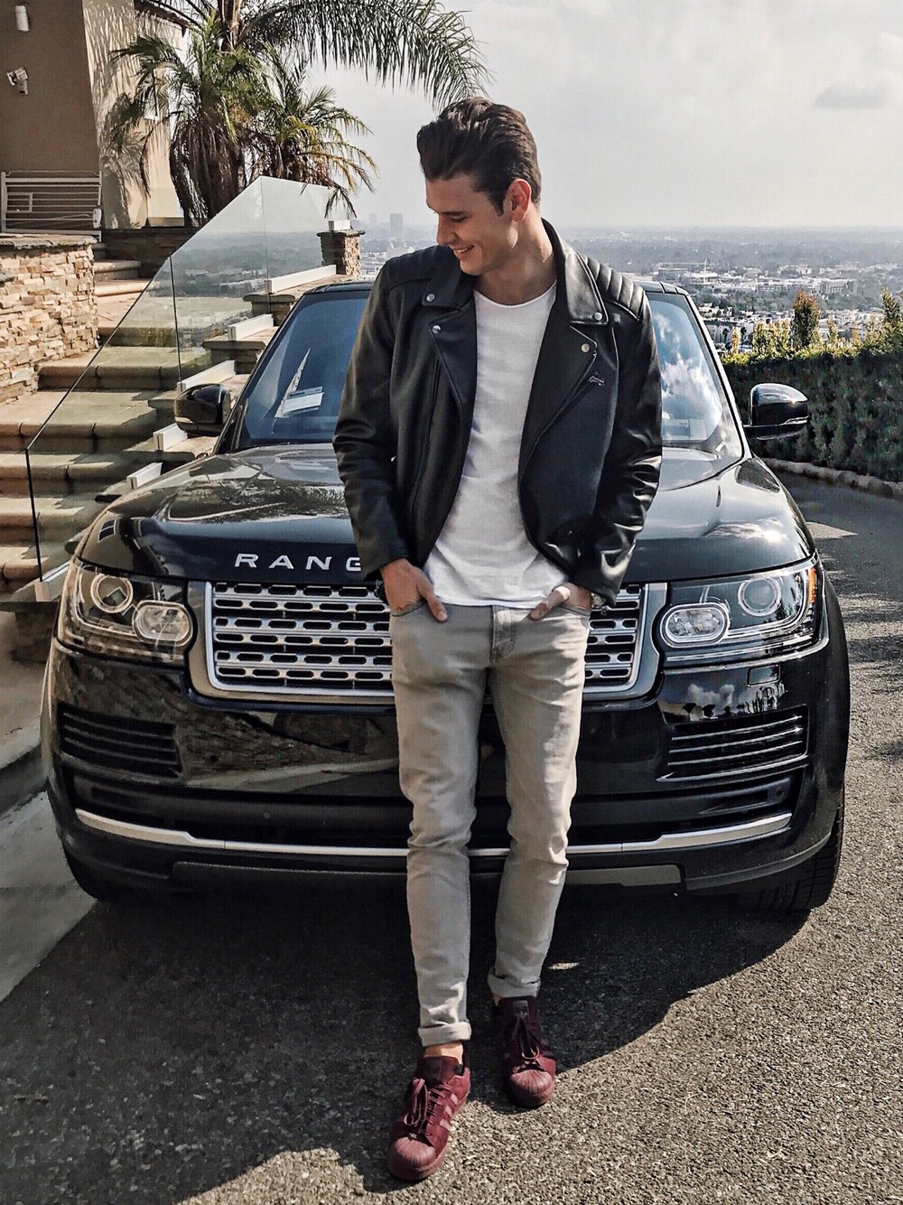 「jacket 、STYLE、outfit、sneakers、casual、streetstyle、ootd、summer、leather」｜「ZARA MANのアイテム（Tシャツ/カットソー、ホワイト系）」を使った、Tom Broekhuijseさん（メンズ・190cm）の秋コーディネートの1枚目の写真