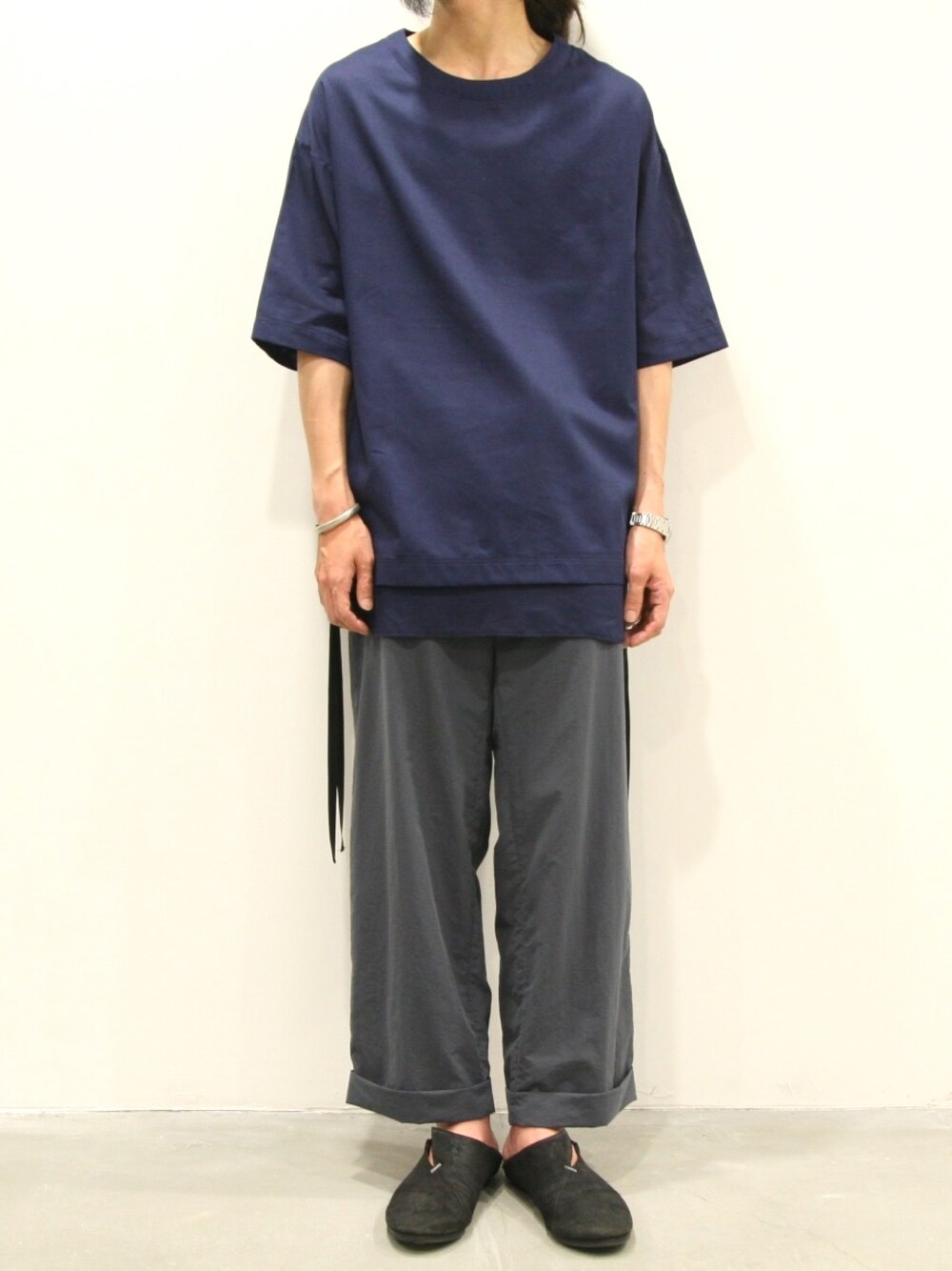 ブルー系のシャツ/ブラウス、ブルー系のタンクトップ、グレー系のその他パンツを着用したメンズの夏コーディネートの1枚目の写真