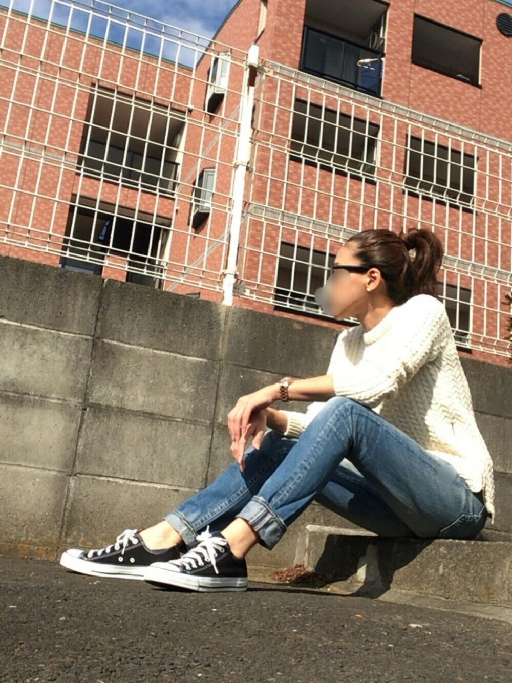 「シンプルコーデ、春、デニムパンツ、パンツスタイル、オトナカジュアル、休日スタイル、春ニット、ラフ、converse、ラクチンコーデ」｜「ZARAのアイテム（ニット/セーター、ホワイト系）」を使った、Hさん（レディース・166cm）の冬コーディネートの1枚目の写真