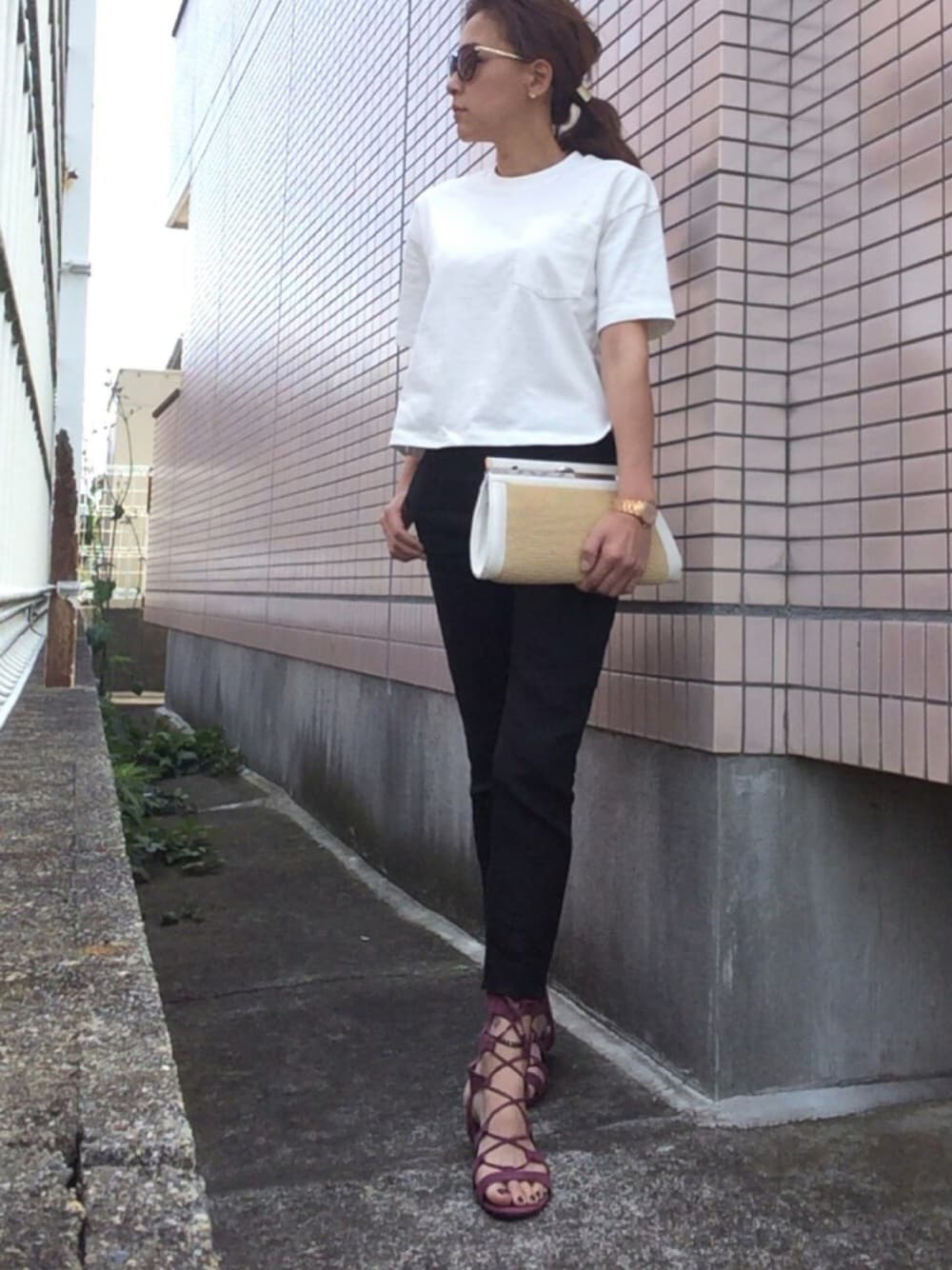 「シンプル、カジュアルコーデ、大人カジュアル、ootd、白Tシャツ、モノトーン、パンツスタイル、サンダル、レースアップシューズ、ラフ」｜「GUのアイテム（Tシャツ/カットソー、ホワイト系）」を使った、Hさん（レディース・166cm）の夏コーディネートの1枚目の写真