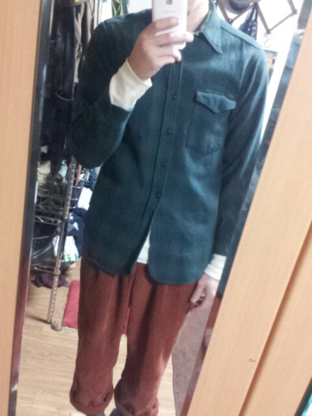 グリーン系のシャツ/ブラウスを着用したメンズの秋コーディネートの1枚目の写真