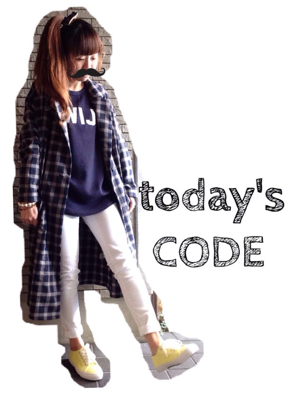 その他のその他アウター、ブルー系のTシャツ/カットソー、イエロー系のスニーカーを着用したレディースの春コーディネートの1枚目の写真