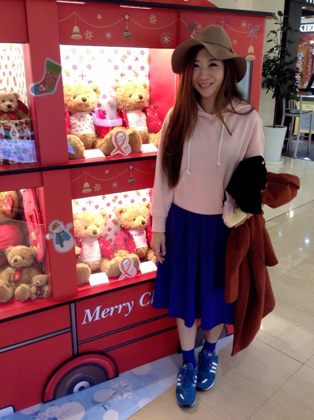 「LOWRYS FARM、adidas、靴下屋、MARC BY MARC JACOBS、EMODA、merry jenny、jouetie、ANAP」｜「ANAPのANAP（ハット、ピンク系）」を使った、Zooeyさん（レディース・164cm）の冬コーディネートの1枚目の写真