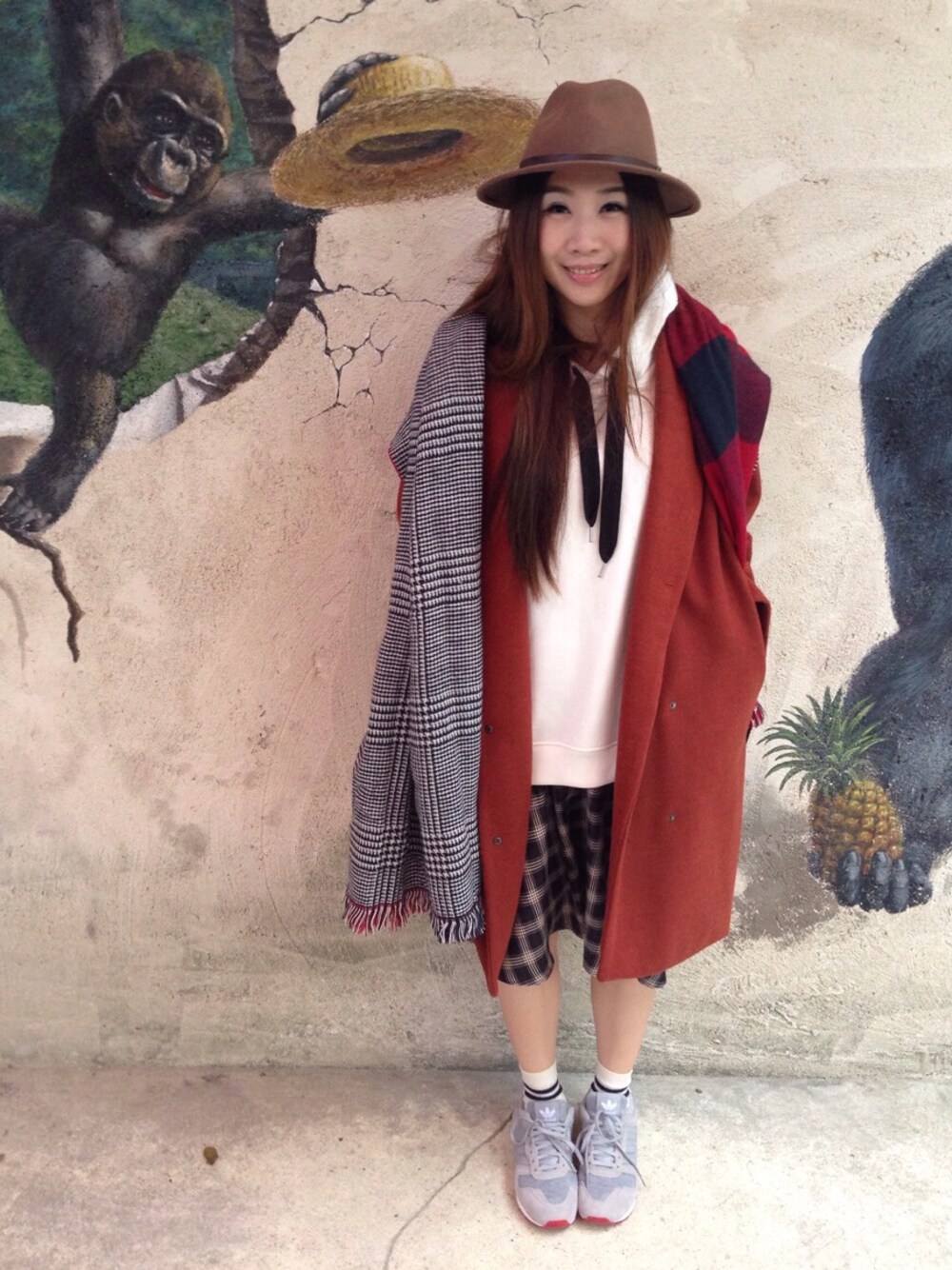「LOWRYS FARM、adidas、靴下屋、JEANASiS、BEAMS、MARC BY MARC JACOBS、EMODA」｜「JEANASISのJeanasis（スウェット、ホワイト系）」を使った、Zooeyさん（レディース・164cm）の冬コーディネートの1枚目の写真