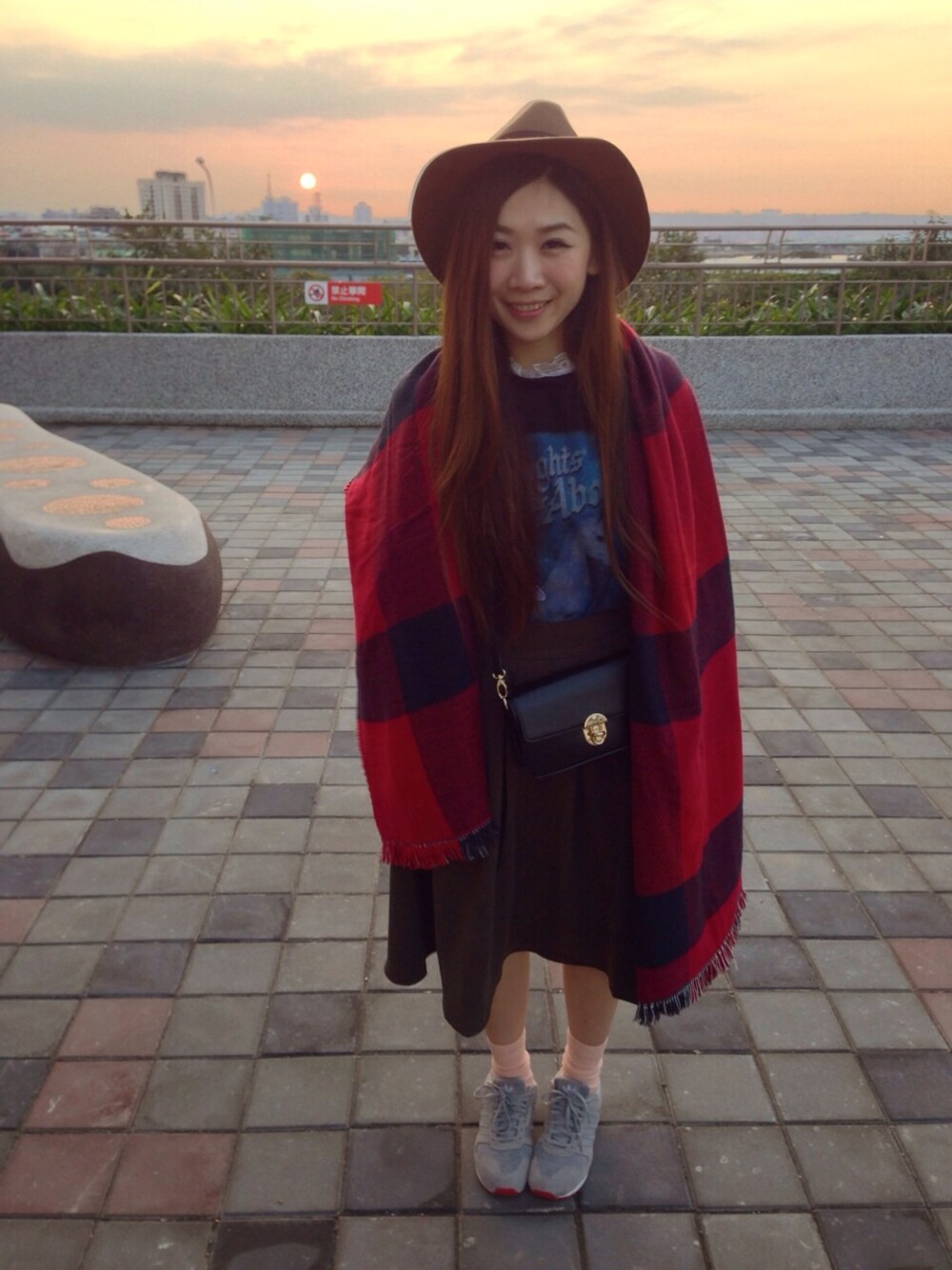 ブラック系のスウェット、グリーン系のスカート、ブラック系のショルダーバッグを着用したレディースの冬コーディネートの1枚目の写真