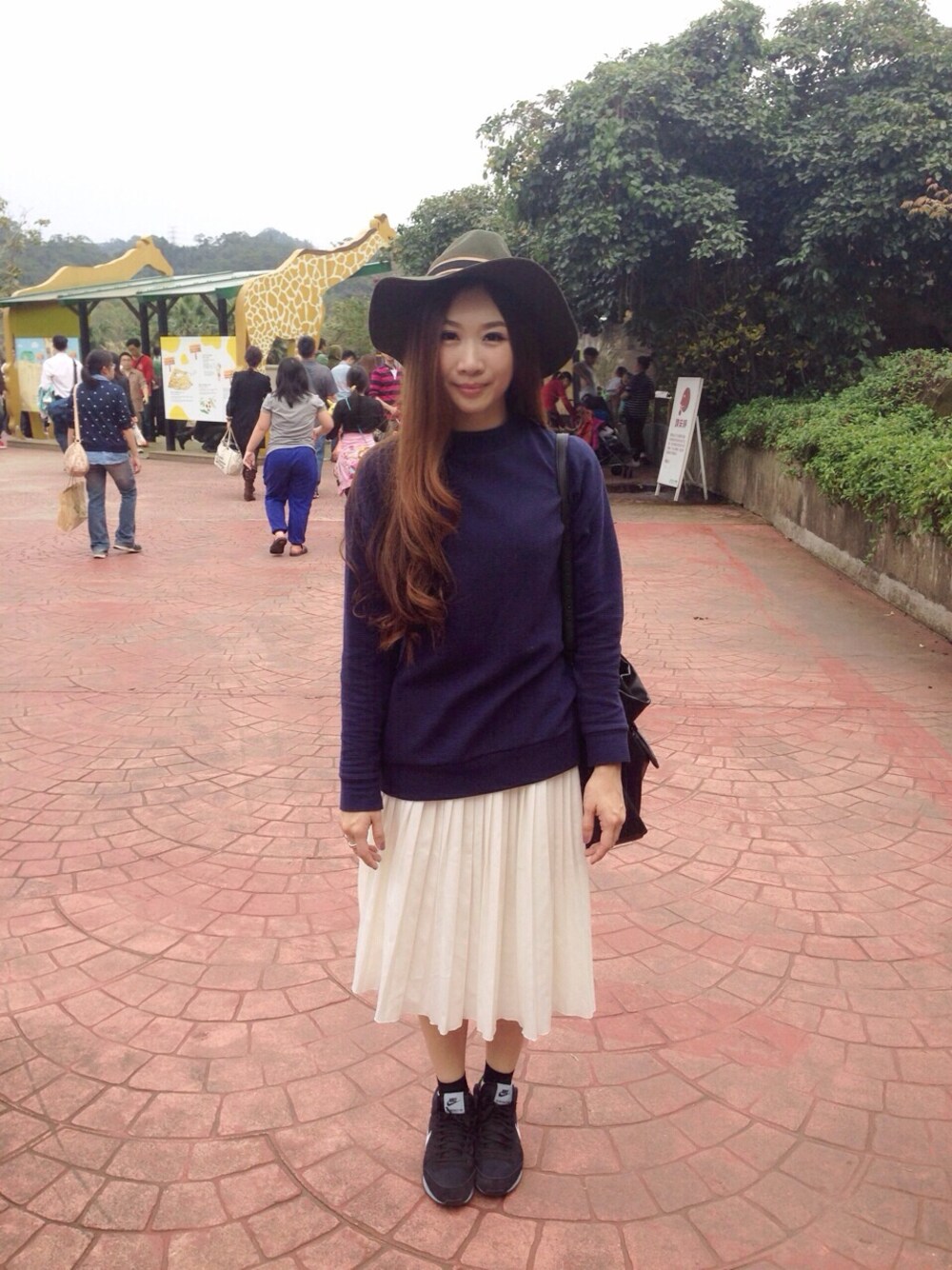 「zoo、dazzlin、JEANASiS、jouetie、tabio、NIKE、EMODA、MARC BY MARC JACOBS、tiffany&co、skirt」｜「dazzlinのdazzlin（ハット、グリーン系）」を使った、Zooeyさん（レディース・164cm）の冬コーディネートの1枚目の写真