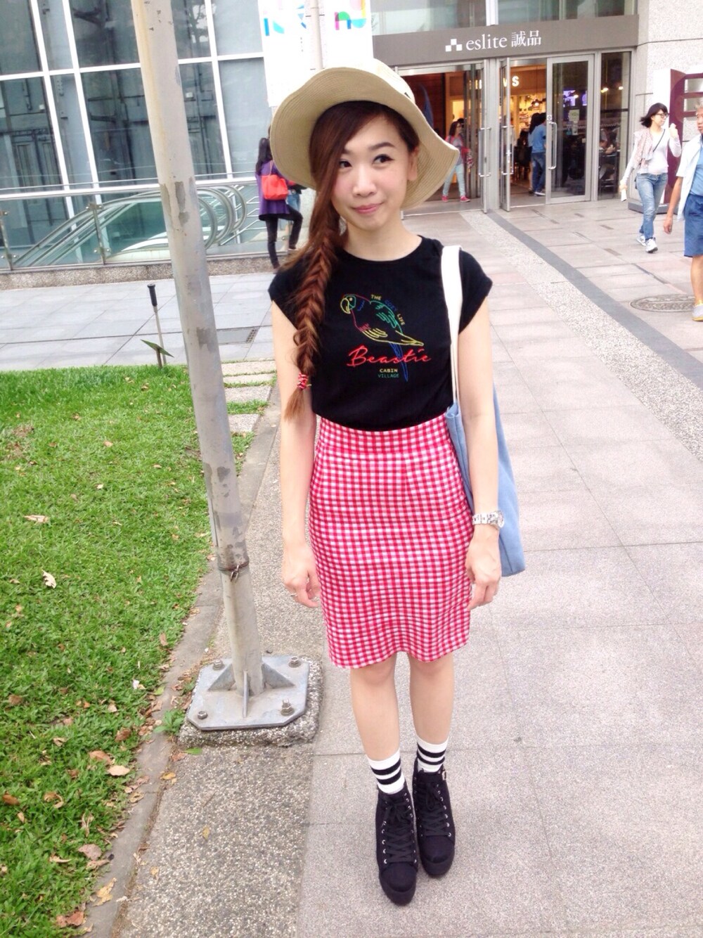 「Lily Brown、PAZZO、merry jenny、MARC BY MARC JACOBS、tiffany&co、Heather、tabio、plaid、summer、hat」｜「LILY BROWNのオウムTシャツ（Tシャツ/カットソー、ブラック系）」を使った、Zooeyさん（レディース・164cm）の春コーディネートの1枚目の写真