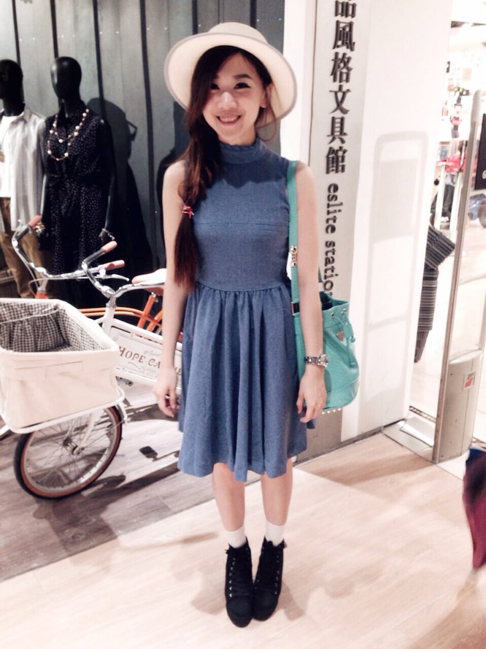 「onepiece、merry jenny、MARC BY MARC JACOBS、Heather、JOYRICH、denim、elianegigi、hat、tiffany&co、summer」｜「elianegigiのハイネックフリルOP（ワンピース、ブルー系）」を使った、Zooeyさん（レディース・164cm）の春コーディネートの1枚目の写真