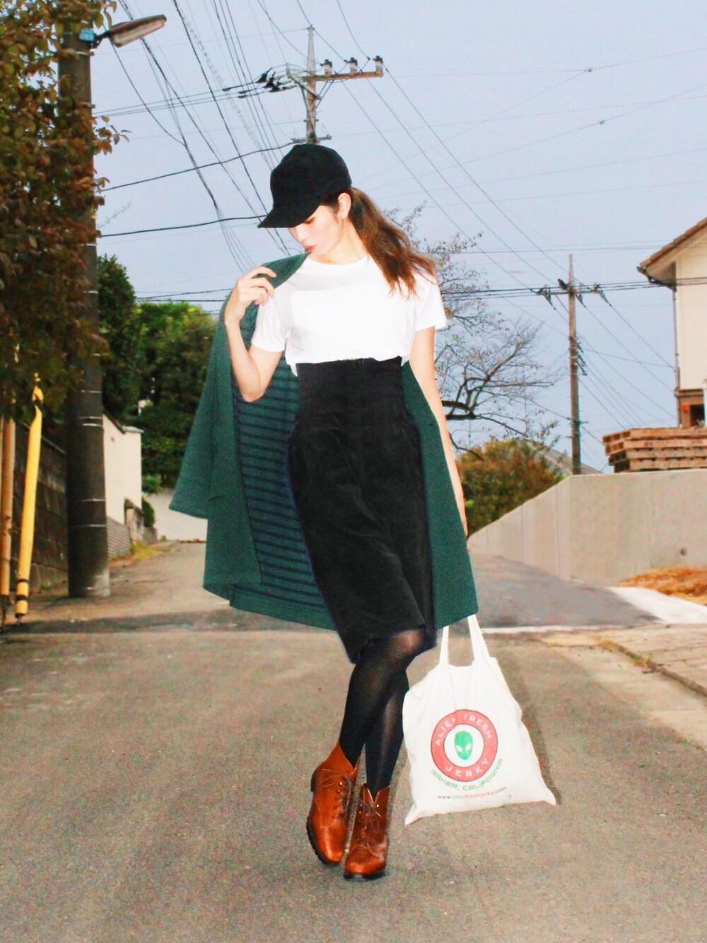 ホワイト系のTシャツ/カットソー、グリーン系のチェスターコート、ベージュ系のエコバッグ/サブバッグを着用したレディースの秋コーディネートの1枚目の写真