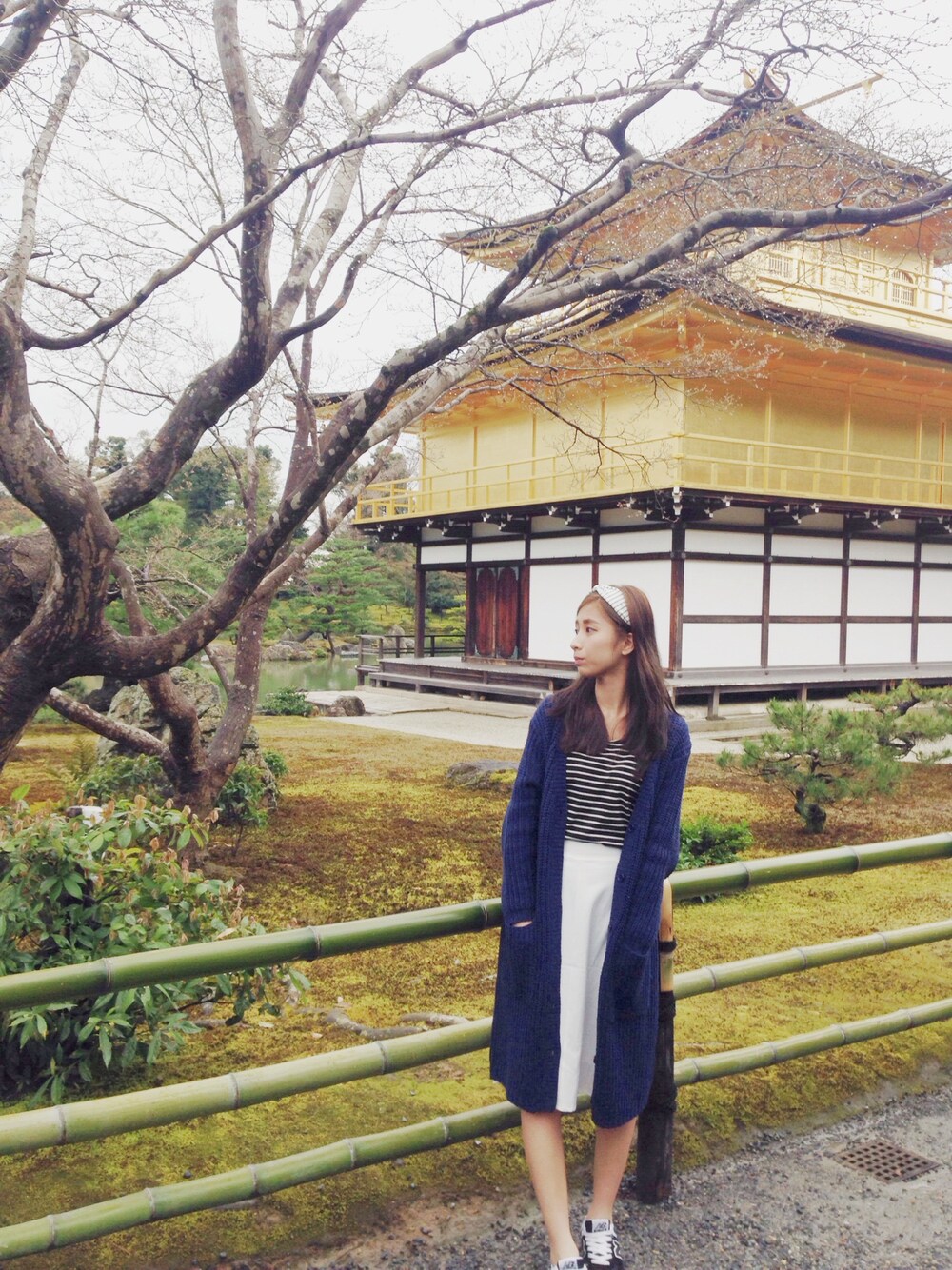 「Japan、kinkakujtemple、條紋、white、skirt」｜「lemonchuのアイテム（Tシャツ/カットソー、ブラック系）」を使った、Conyさん（レディース・160cm）の春コーディネートの1枚目の写真