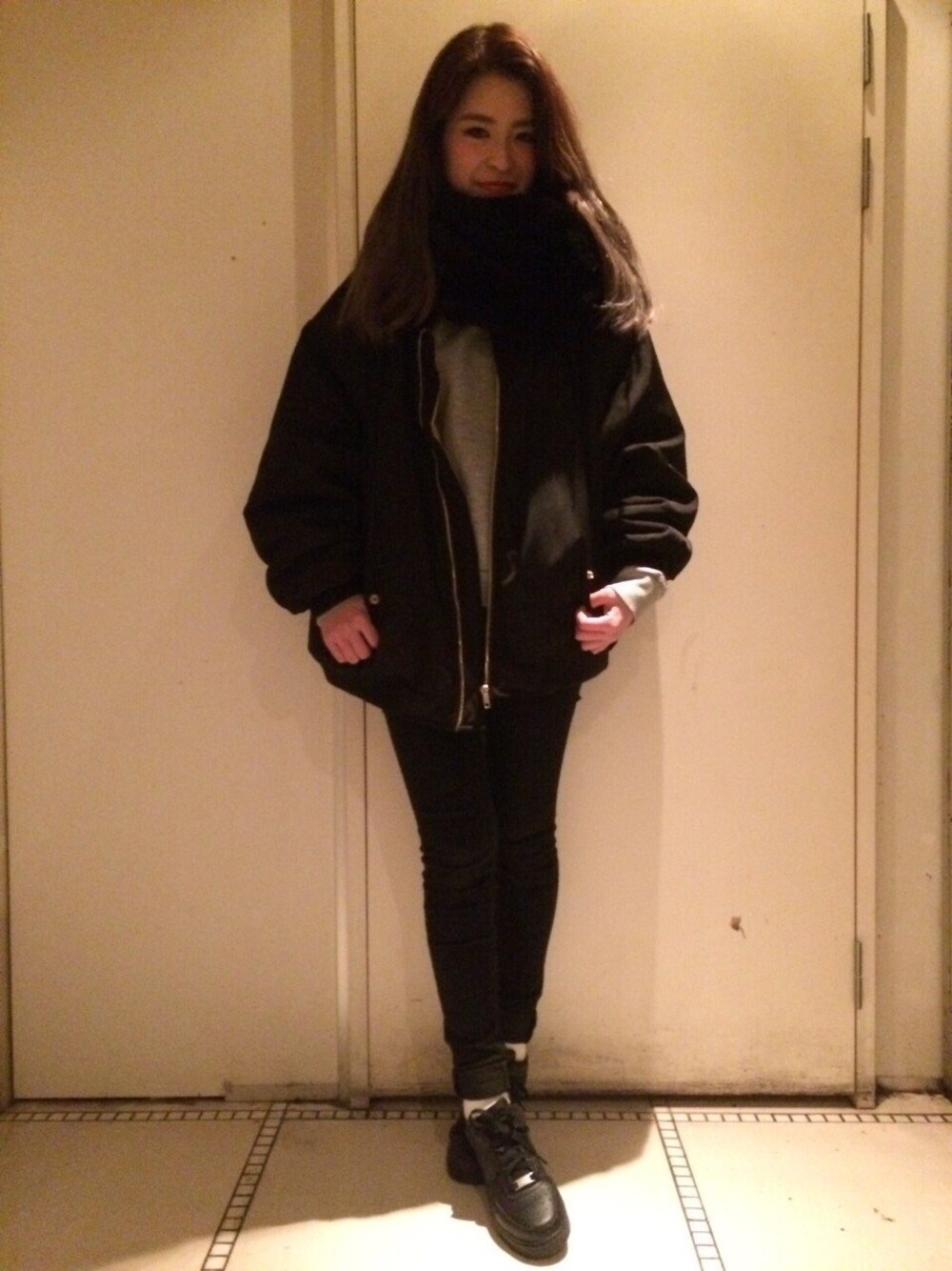 「EVRIS 、ootd、fashion、black、スウェット、カジュアル、FIG&VIPER、NIKE、スニーカー、スニーカーコーデ」｜「EVRISのサニーボーイズスウェット（スウェット、ブラック系）」を使った、みささん（レディース・158cm）の冬コーディネートの1枚目の写真
